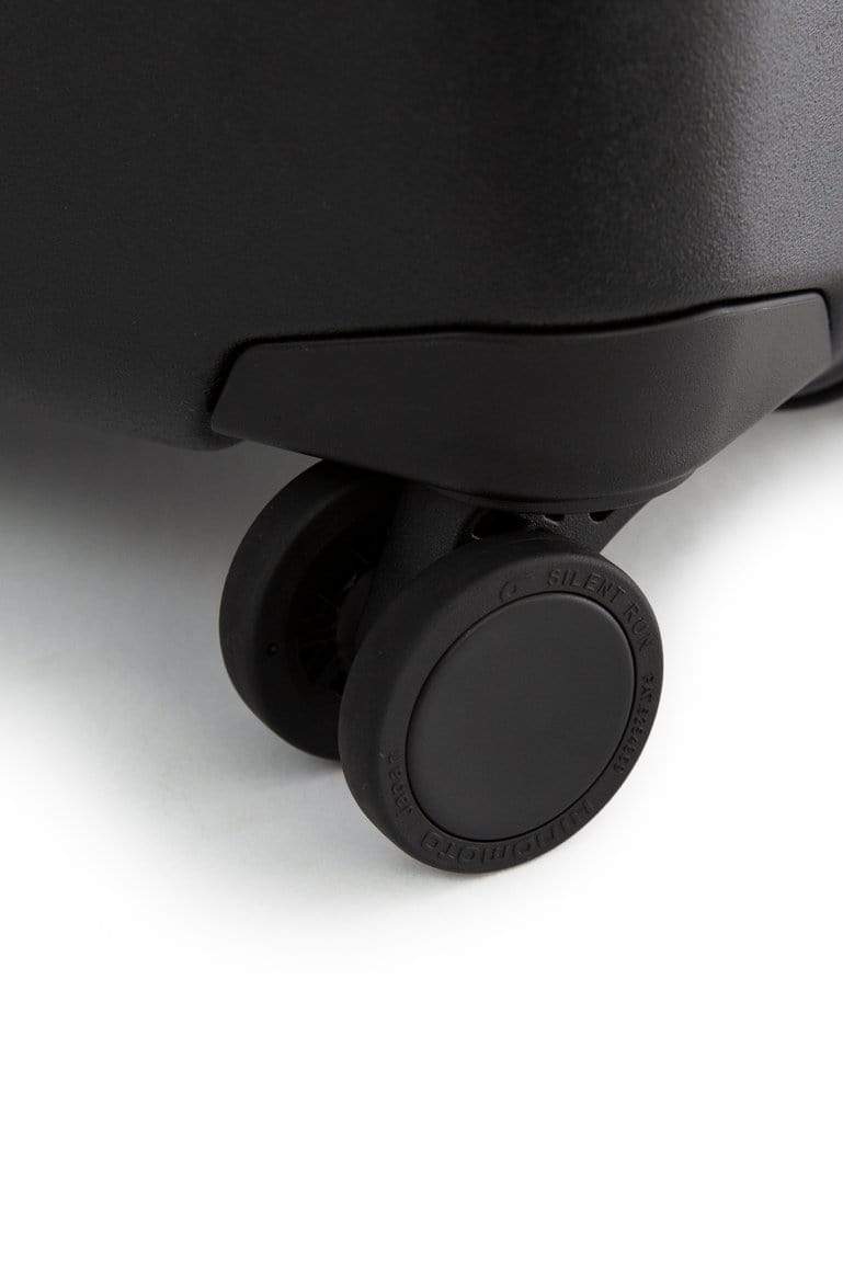 Black Medium Check-In Roller Luggage - Perfect for Business Travel & Weekend Getaways