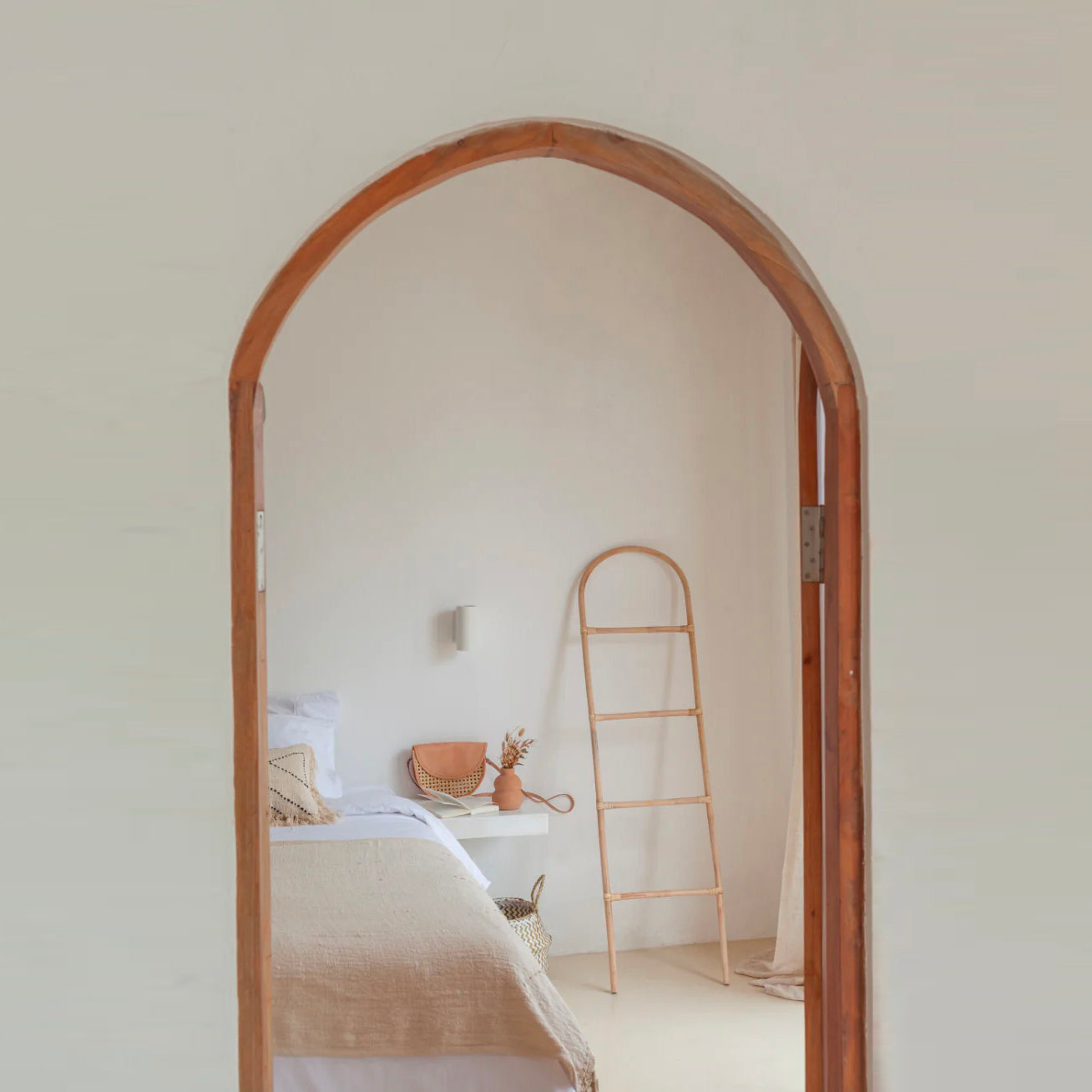 Stylish Arched Rattan Ladder Shelf - Boho Home Decor for Living Room, Bedroom & Bathroom Storage | Perfect for Blankets, Books & Plants Display