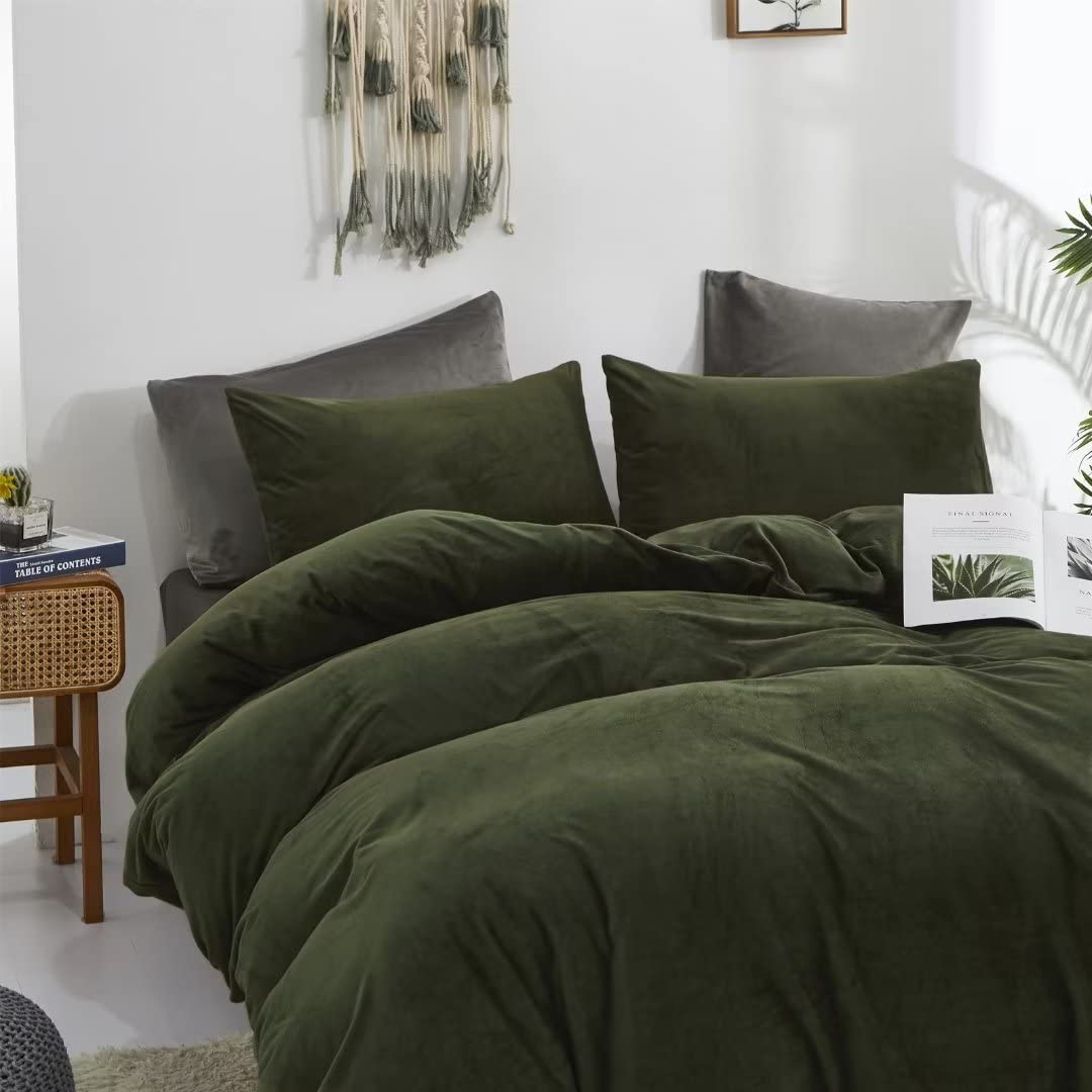 CLOTHKNOW Dark Green Fluffy Queen Comforter Set - 3 Piece Velvet Bedding Set with 2 Pillowcases | Ultra Soft Hunter Green Comforter for Cozy Bedroom Decor | Perfect for Winter Warmth & Luxurious Home Styling