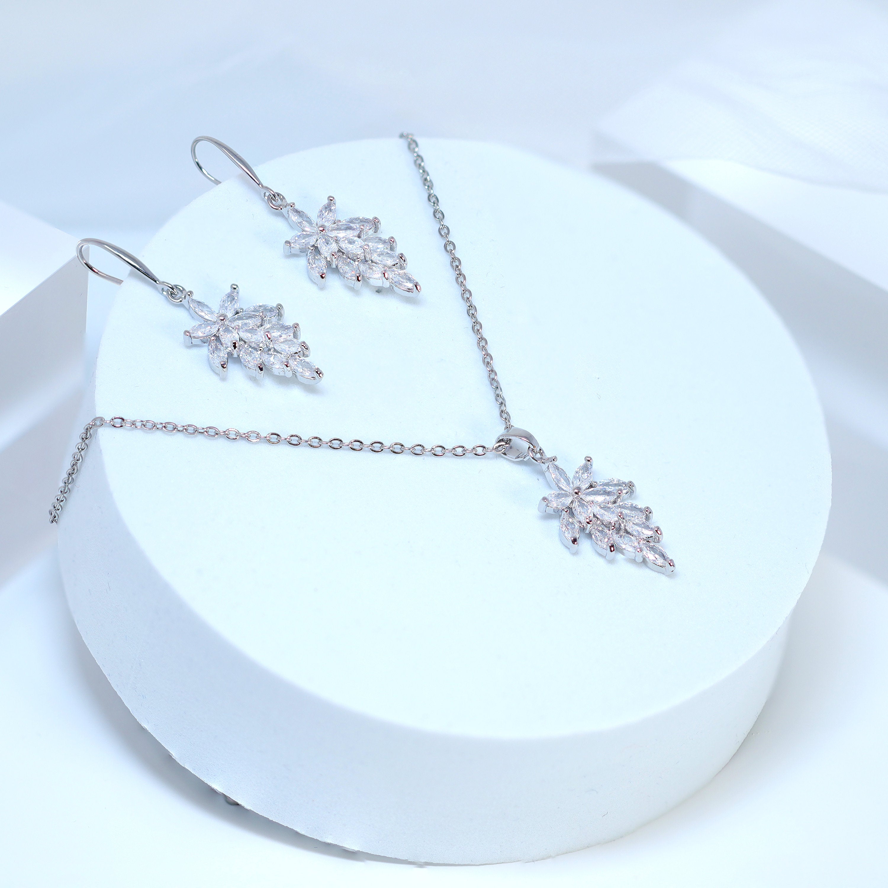 Swarovski Crystal Dainty Leaves Drop Necklace & Earrings Set - Elegant Bridal Jewelry for Weddings, Parties & Special Occasions