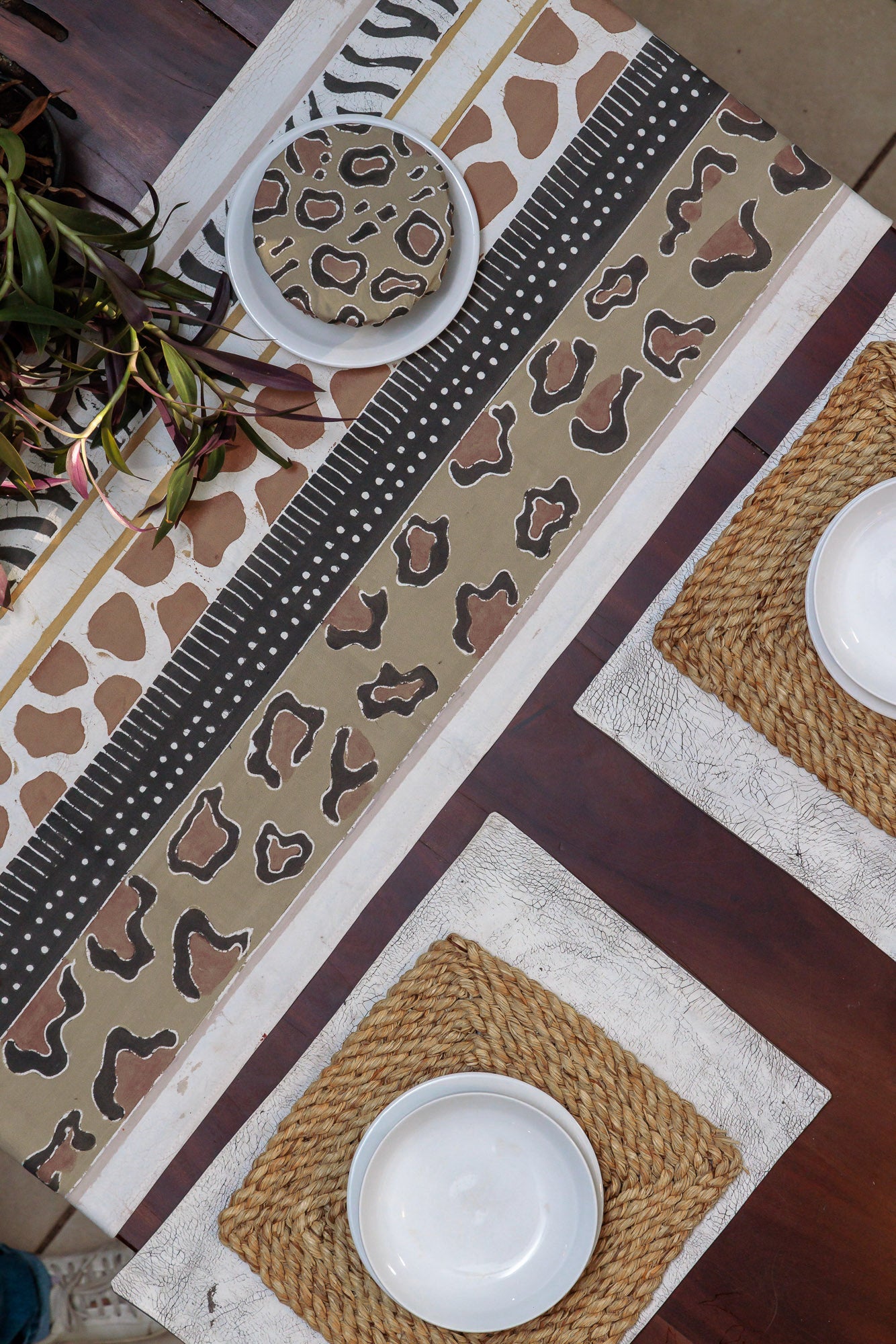 Elegant Mkupo Table Runner for Dining Room Decor - Perfect for Weddings, Parties, and Holiday Tablescapes