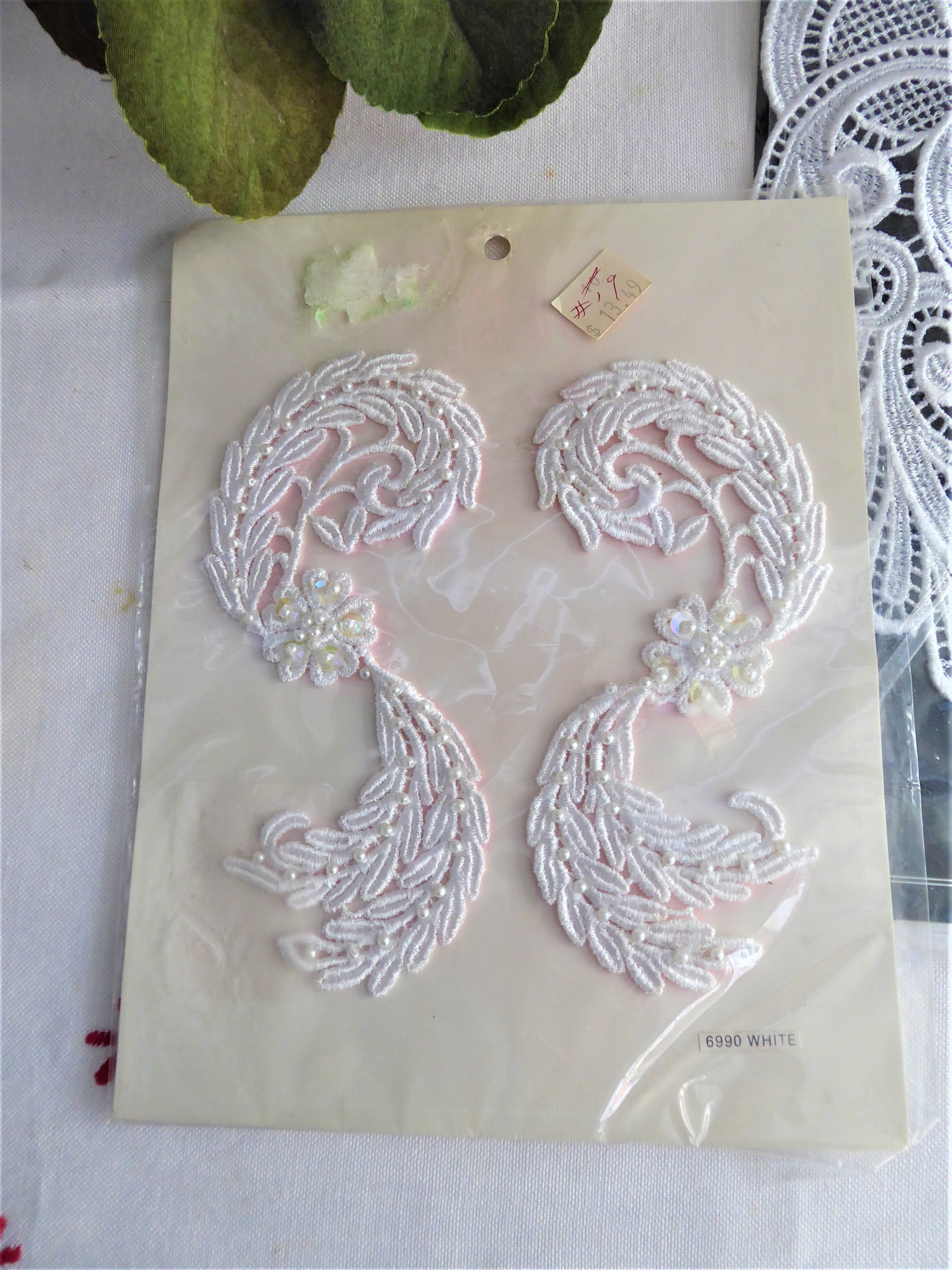 Vintage 1980s Unopened White Pearl Lace Applique Collar - Elegant Lace Inset for DIY Crafts, Wedding Dress Embellishment & Costume Accessories