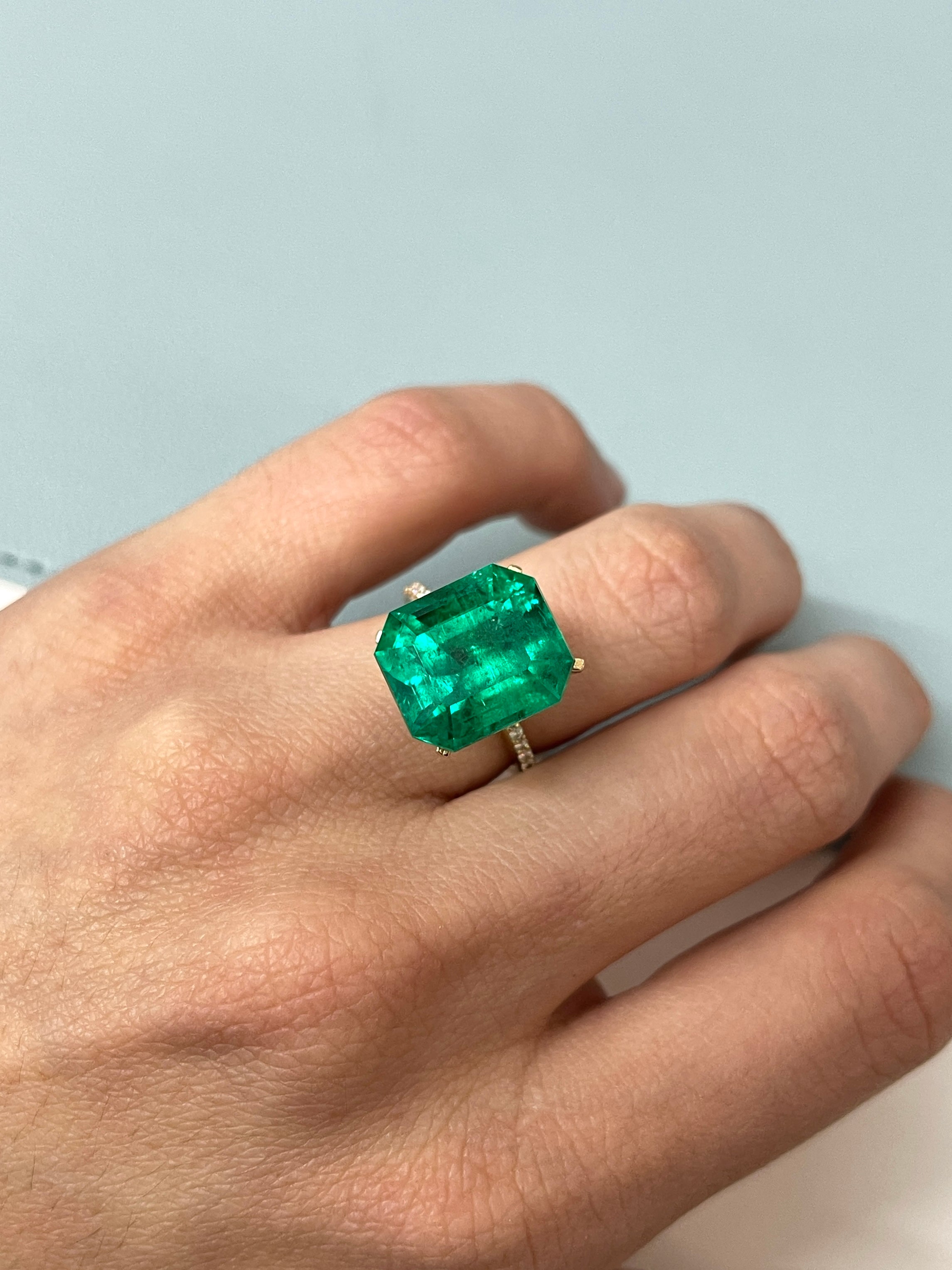 12.81 Carat GRS Certified Minor Oil Vivid Green Colombian Emerald Loose Gemstone for Jewelry Making, Engagement Rings & Luxury Collectibles