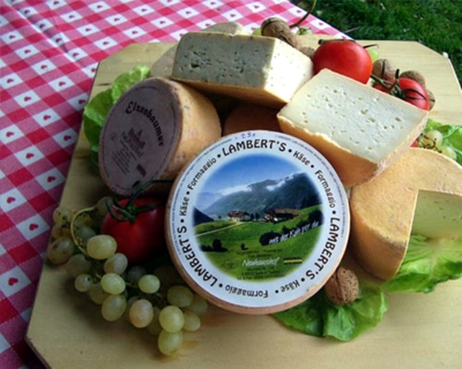 Organic Raw Milk Cheese with Chili Peppers - 700g Neuhaushof | Spicy Gourmet Cheese for Charcuterie Boards, Sandwiches & Wine Pairing