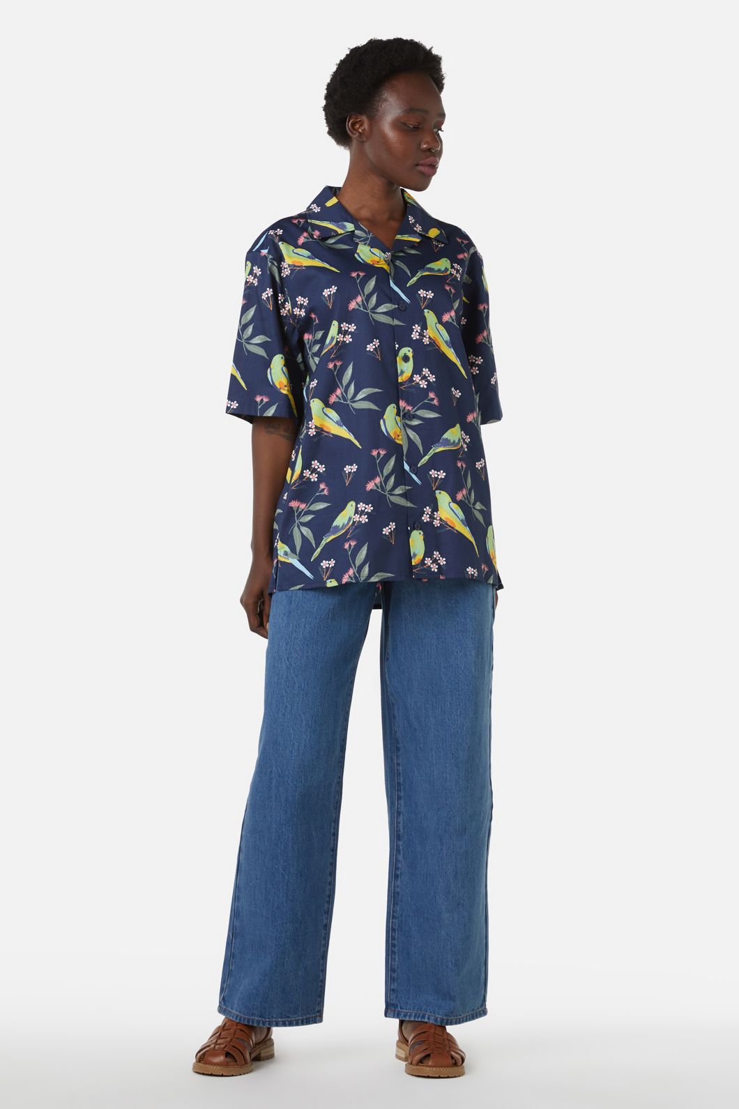 Stylish Parrot Print T-Shirt for Men & Women - Trendy Animal Graphic Tee for Casual Wear, Parties & Tropical Vacations