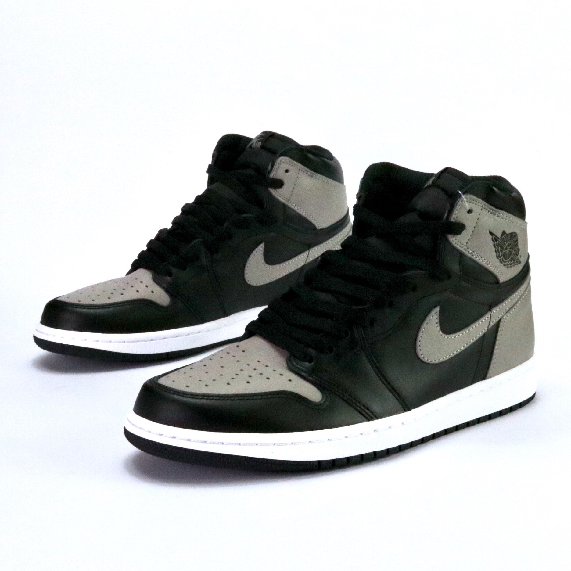 Air Jordan 1 Retro Shadow 2018 Sneakers - Black, Medium Grey & White Colorway - Men's Basketball Shoes for Casual Wear & Street Style