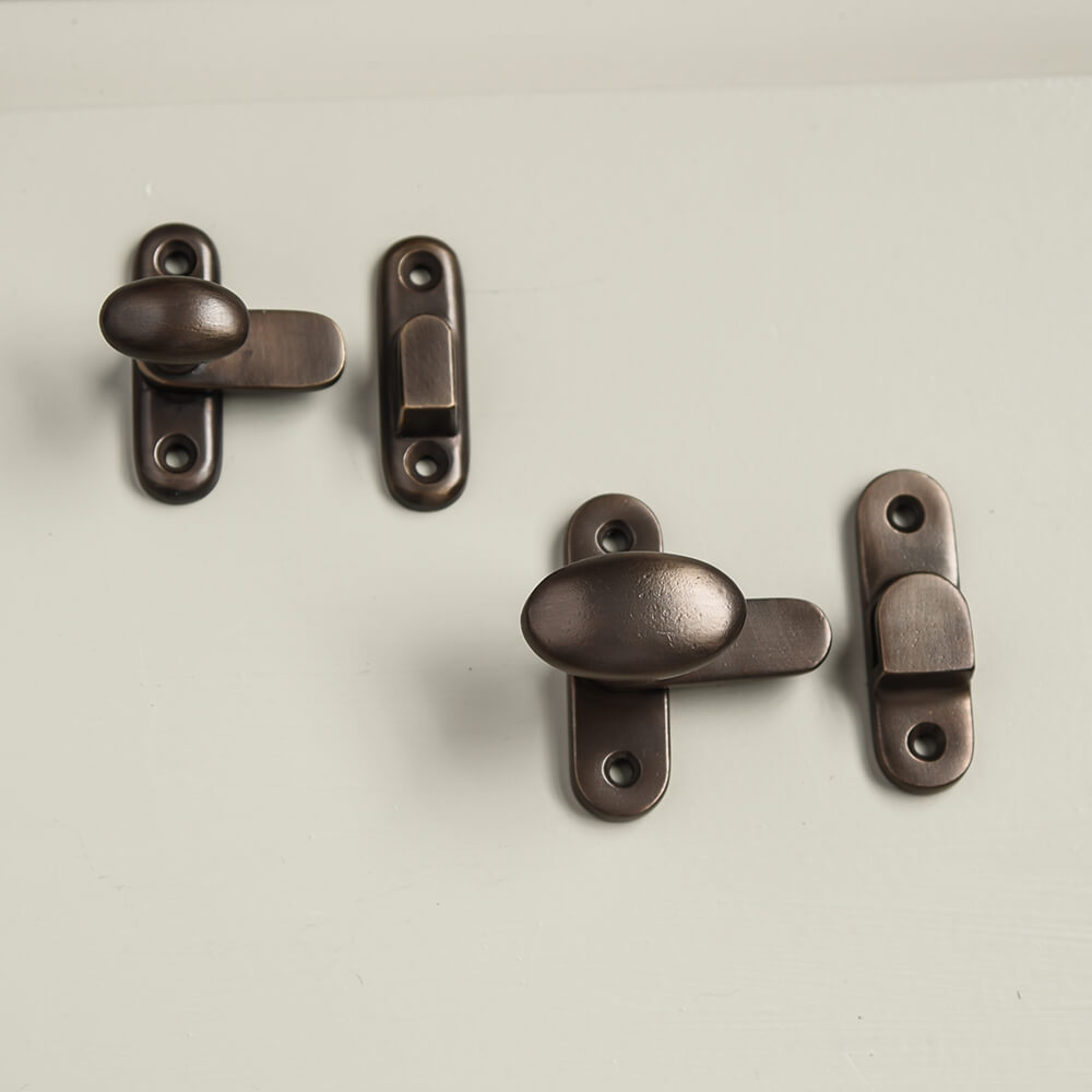 Vintage Distressed Antique Brass Oval Cupboard Catch - Rustic Cabinet Latch for Farmhouse Style Kitchen, Bathroom & Furniture (2 Pack) - Perfect for Shaker Cabinets, Pantry Doors and Vintage Home Decor