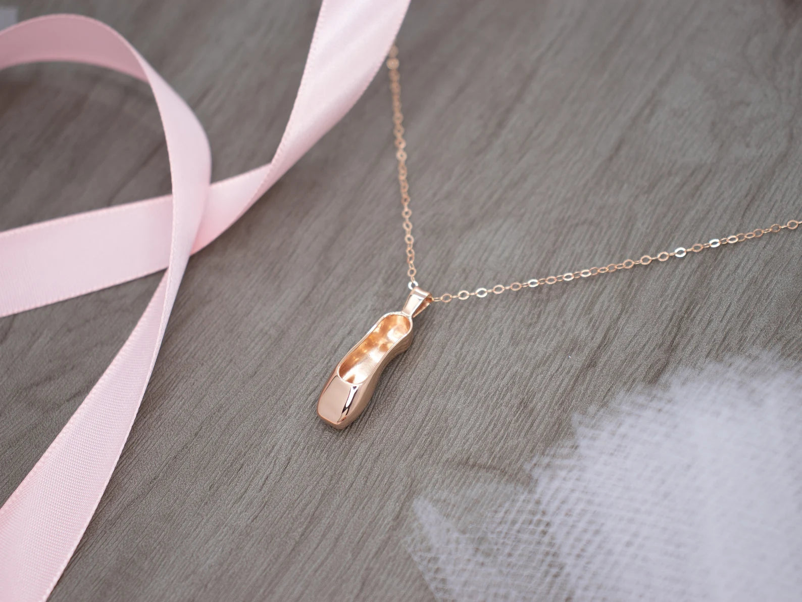 Elegant Ballet Pointe Shoe Necklace - Perfect for Dancers, Ballerinas & Dance Lovers - Ideal for Performances, Recitals & Dance Themed Gifts