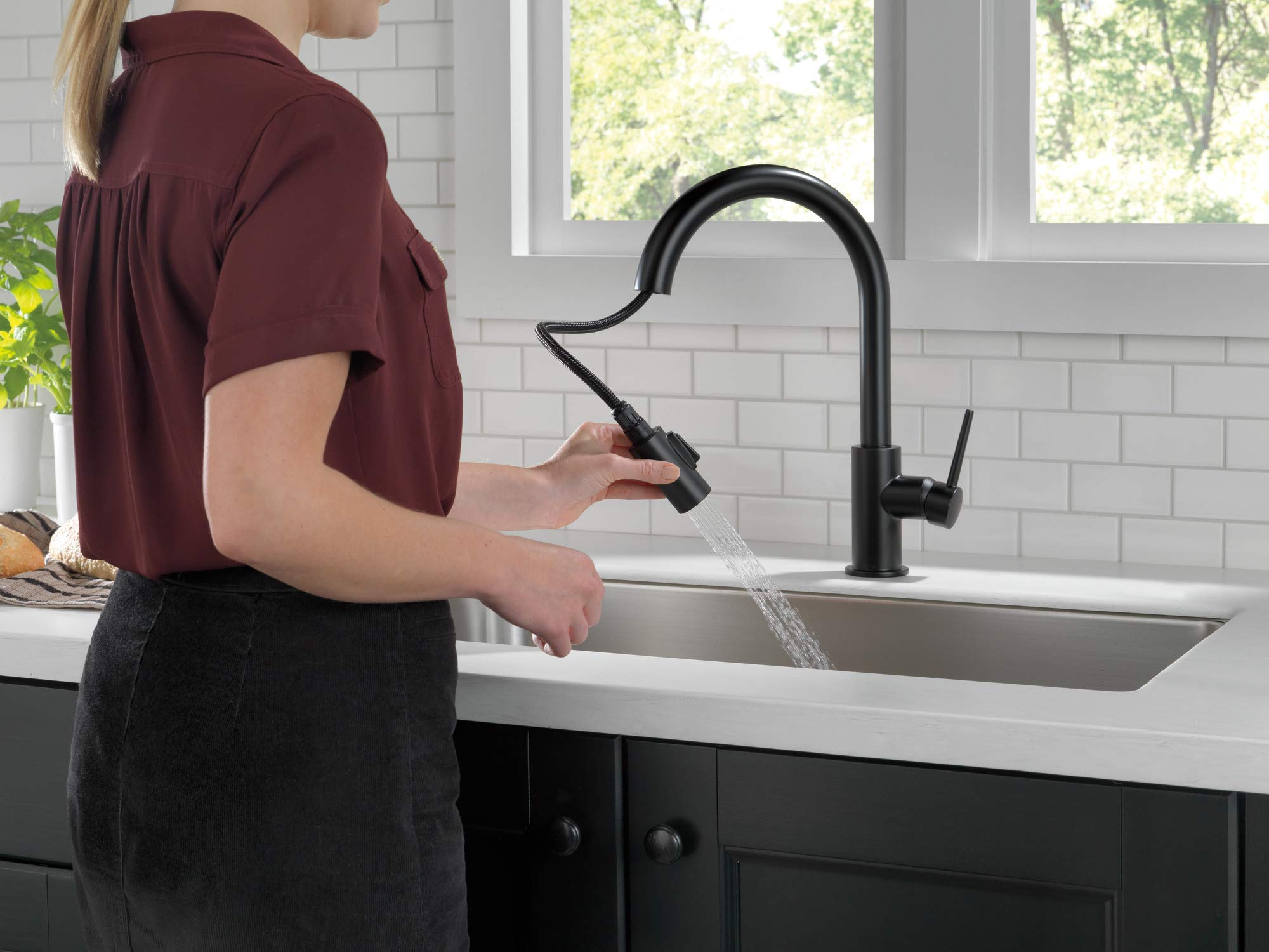 Delta Faucet Trinsic Matte Black Kitchen Faucet with Pull Down Sprayer - Magnetic Docking Spray Head, Modern Single Handle Design for Easy Installation - Perfect for Farmhouse, Contemporary and Industrial Style Kitchens (Model 9159-BLLS-DST)