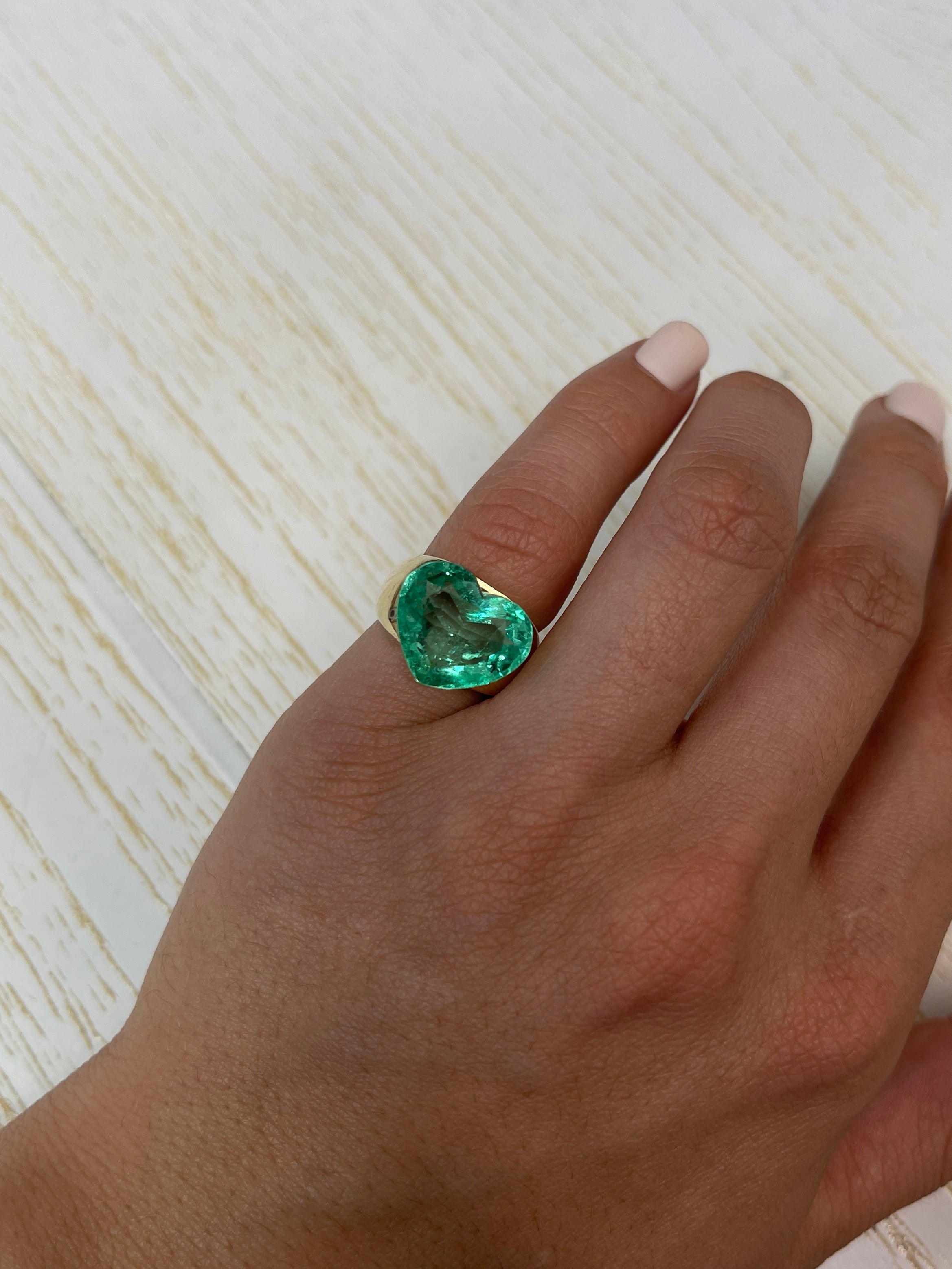 13x16mm 9.84 Carat Natural Colombian Loose Emerald Gemstone - Heart Cut, Eye Clean Bubbly Inclusion for Jewelry Making, Engagement Rings & Luxury Gifts