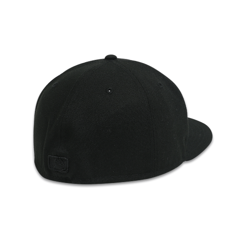New Era New York Yankees Blackout Basic 59FIFTY Fitted Hat - Official MLB Baseball Cap for Men & Women - Perfect for Games, Streetwear & Sports Fans