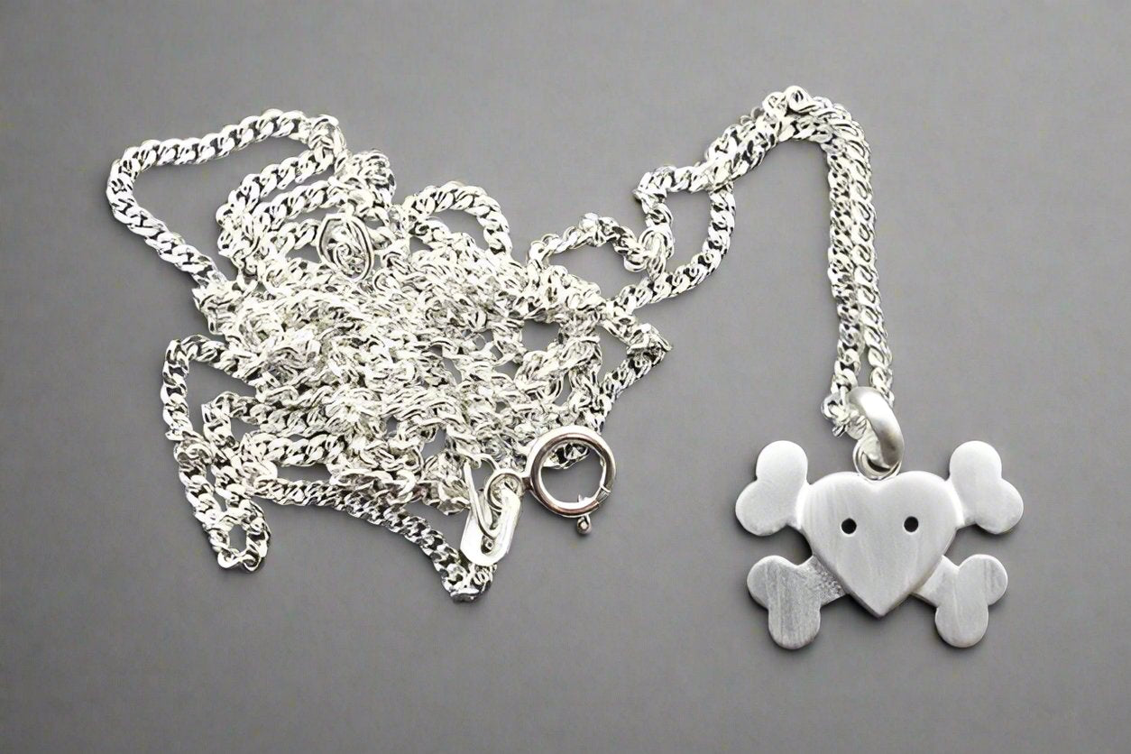 Heart & Bones Pendant Necklace - 45cm Link Chain for Women & Men - Gothic Jewelry for Everyday Wear & Special Occasions
