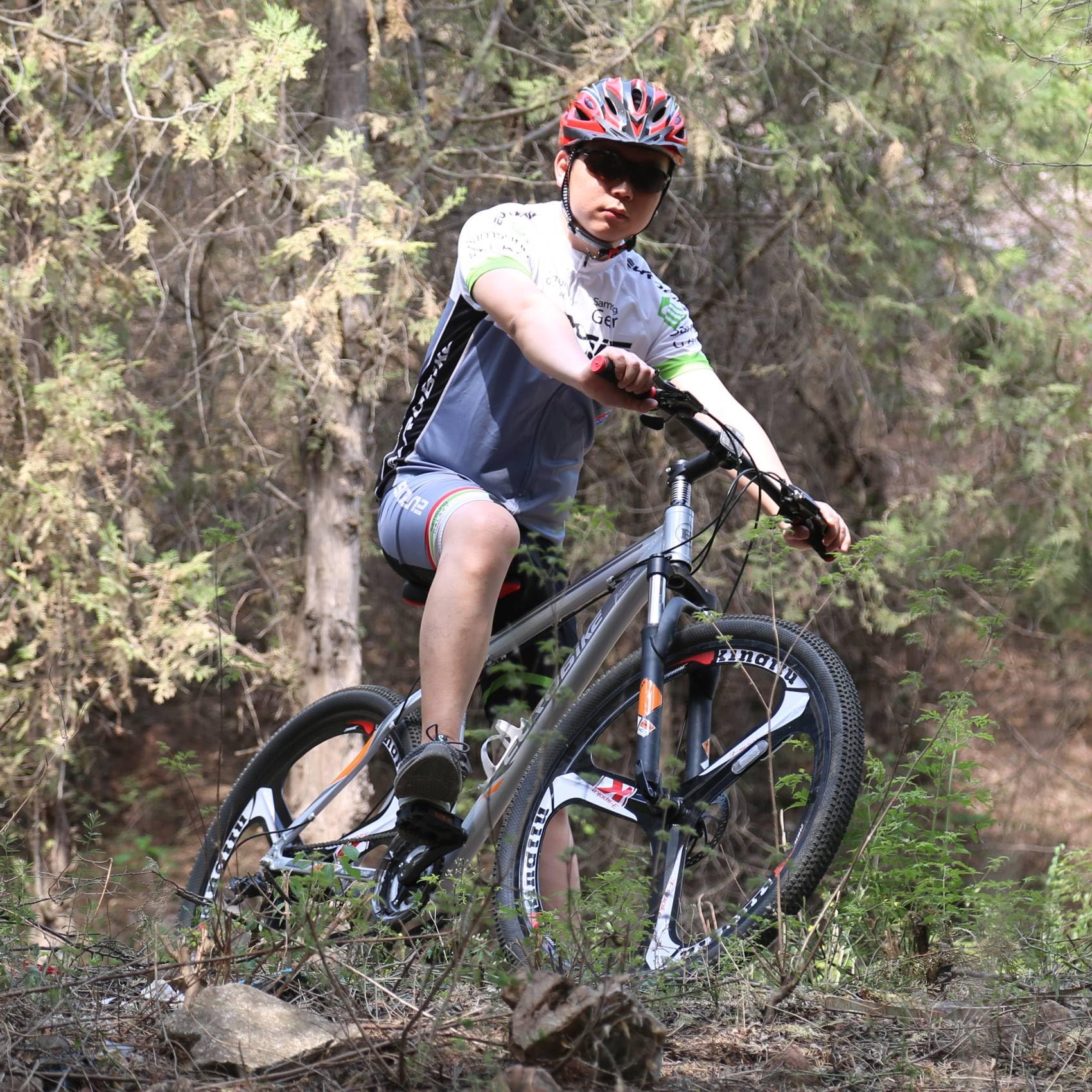 29 Inch 21 Speed Mountain Bike with Dual Disc Brakes - Lightweight Aluminum Alloy Frame for Men & Women - Perfect for Trail Riding, Commuting & Outdoor Adventures