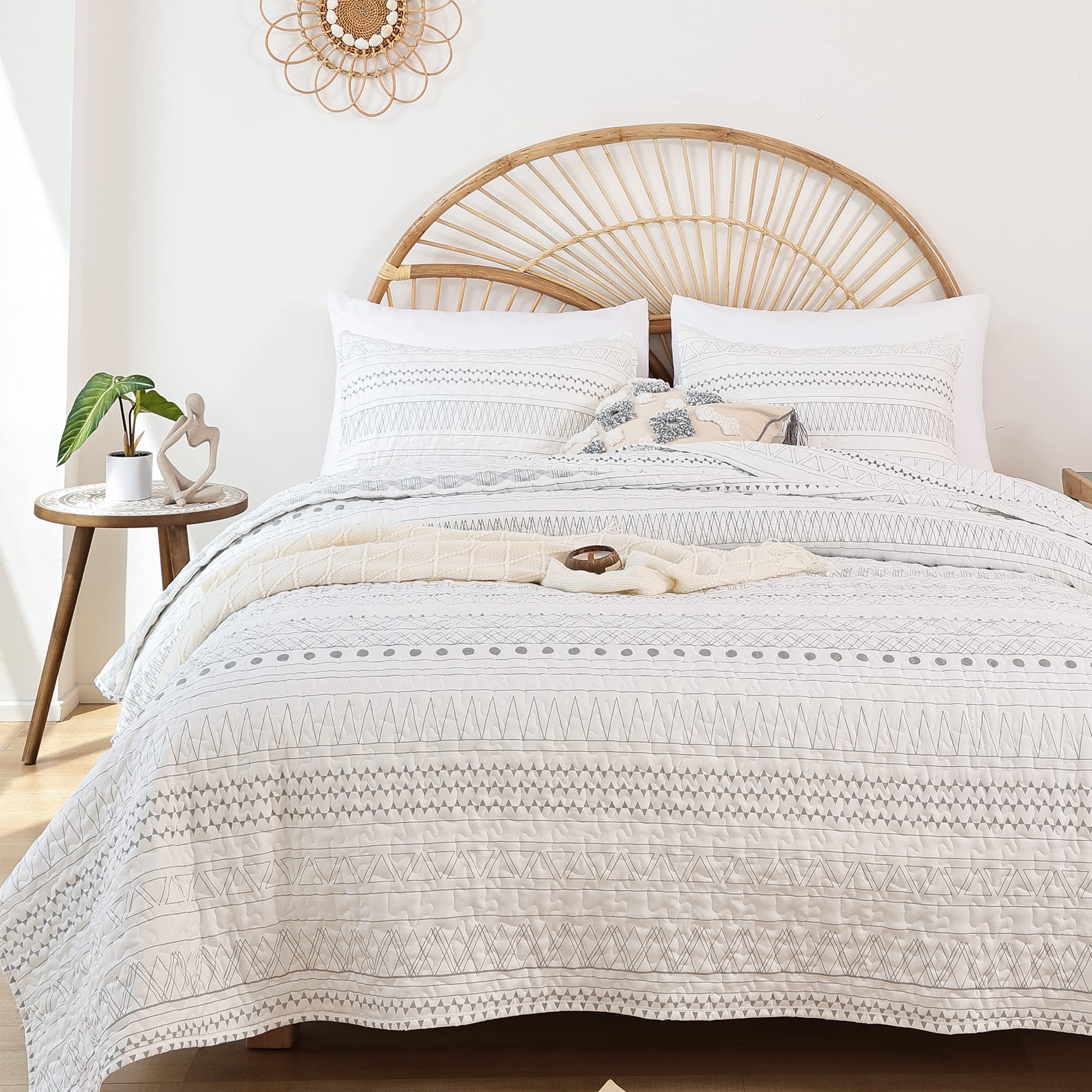JANZAA 3-Piece Boho Quilt Bedding Set - Queen Size Grey Geometric Pattern on White, All-Season Comforter with 2 Pillowcases | Perfect for Guest Rooms, Master Bedrooms & Cozy Boho Home Decor