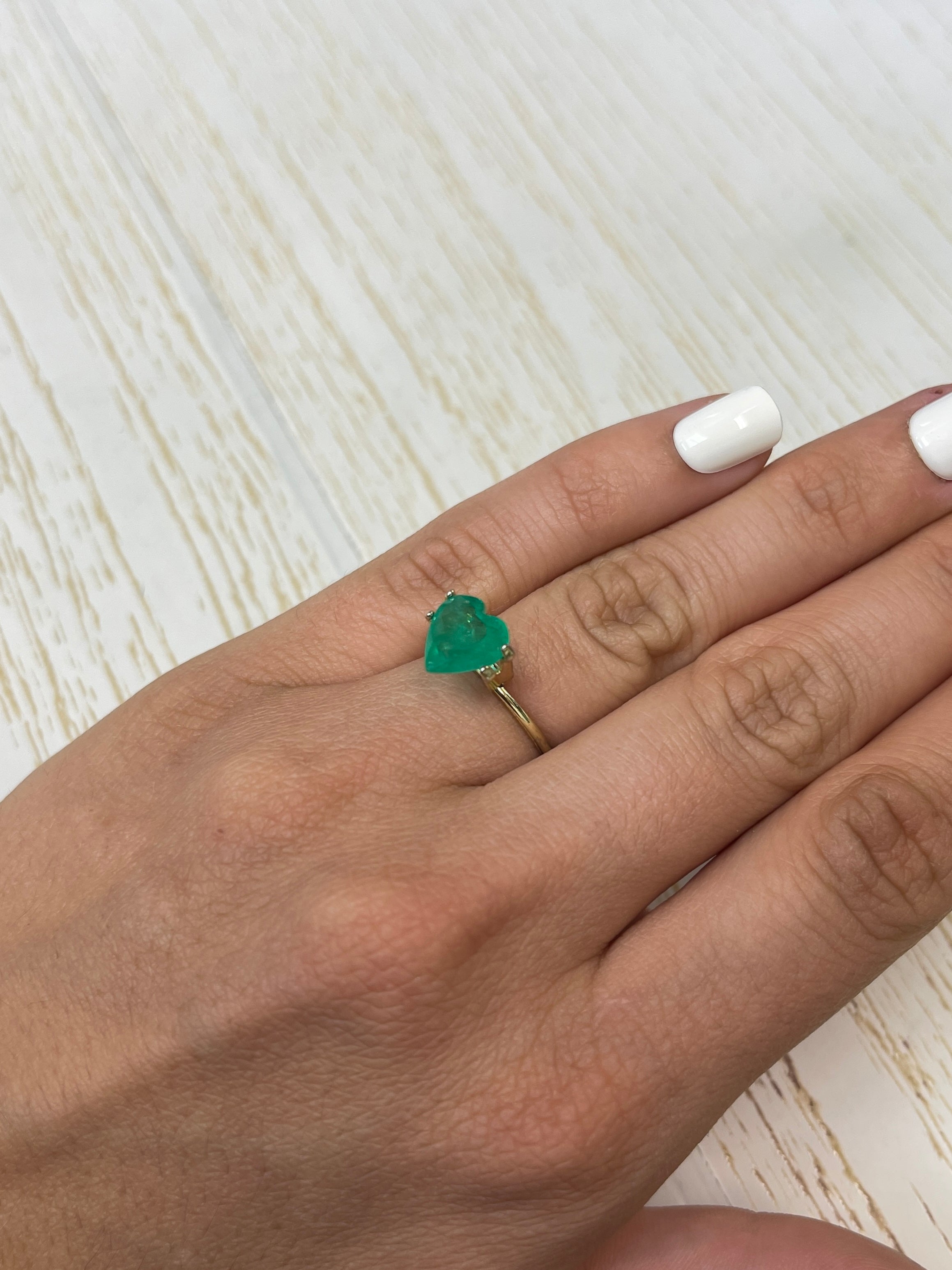 2.52 Carat Natural Colombian Emerald Heart Cut Loose Gemstone - 9.5x9.5mm Vivid Green for Jewelry Making, Engagement Rings & Collector's Items