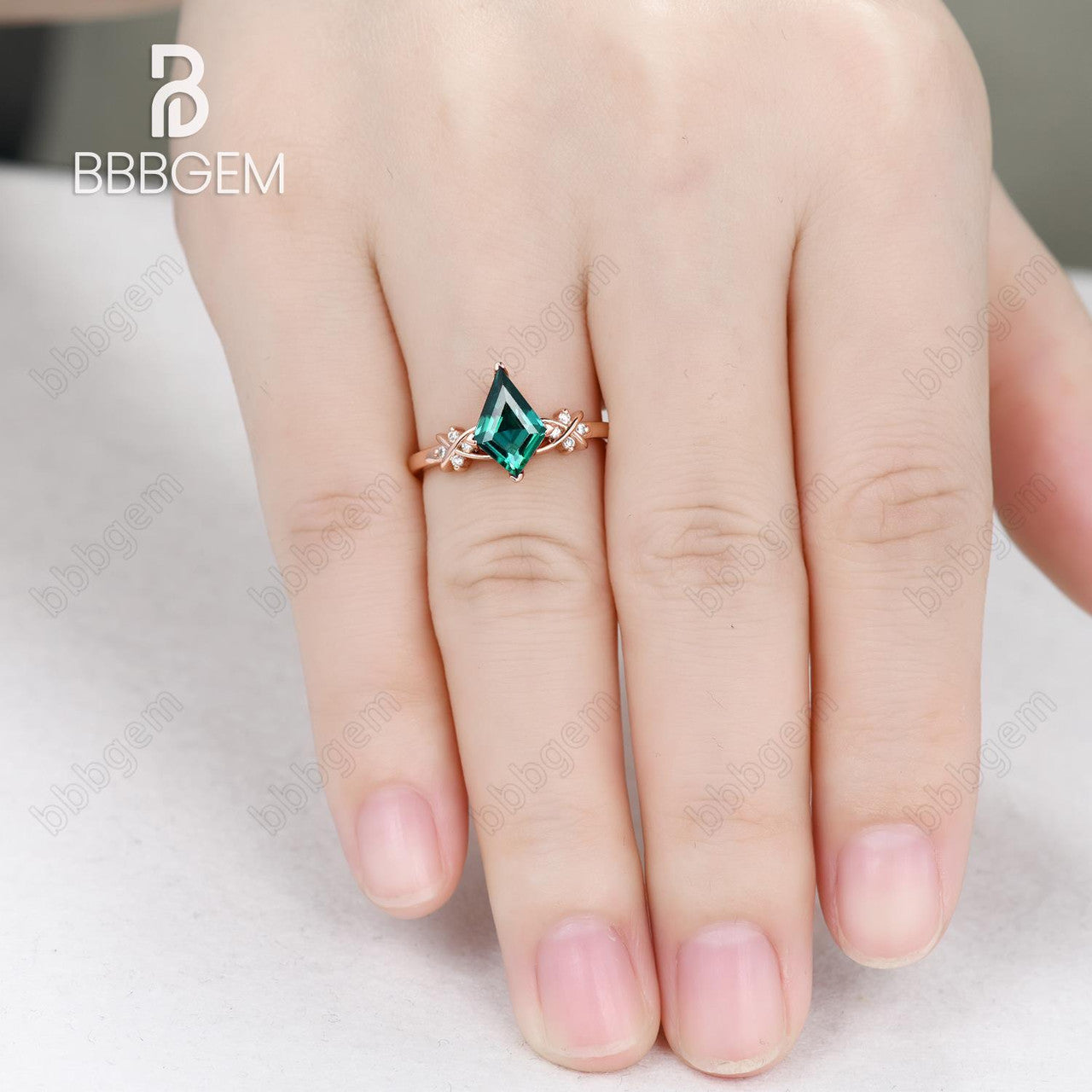 Vintage 925 Sterling Silver Kite Ring with Green Emerald & Moissanite - May Birthstone Jewelry for Women, Anniversary Gift, Perfect for Weddings, Parties & Special Occasions