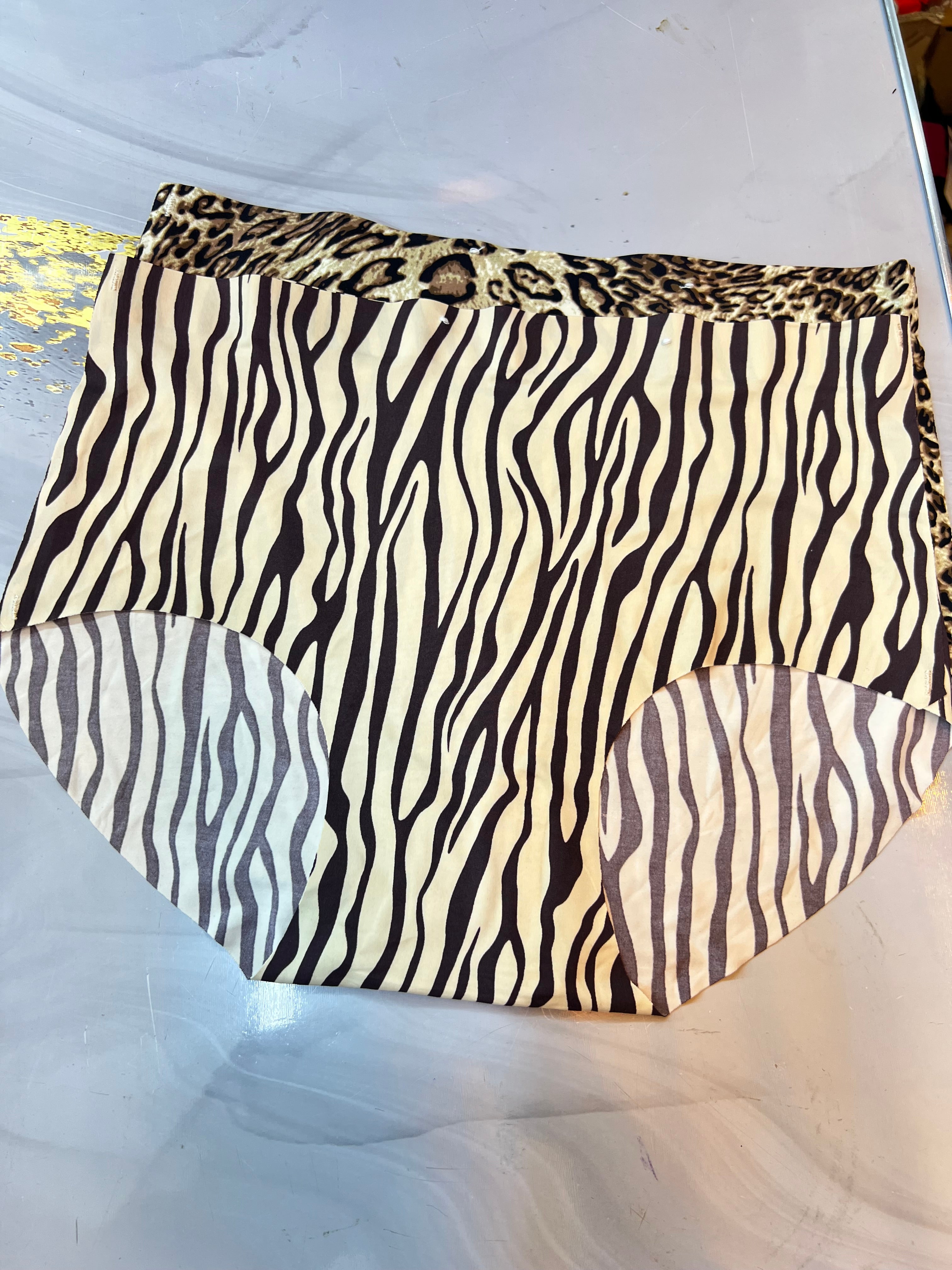 Seamless Animal Print Activewear Set - Stylish & Comfortable Workout Outfit for Yoga, Gym & Lounge Wear