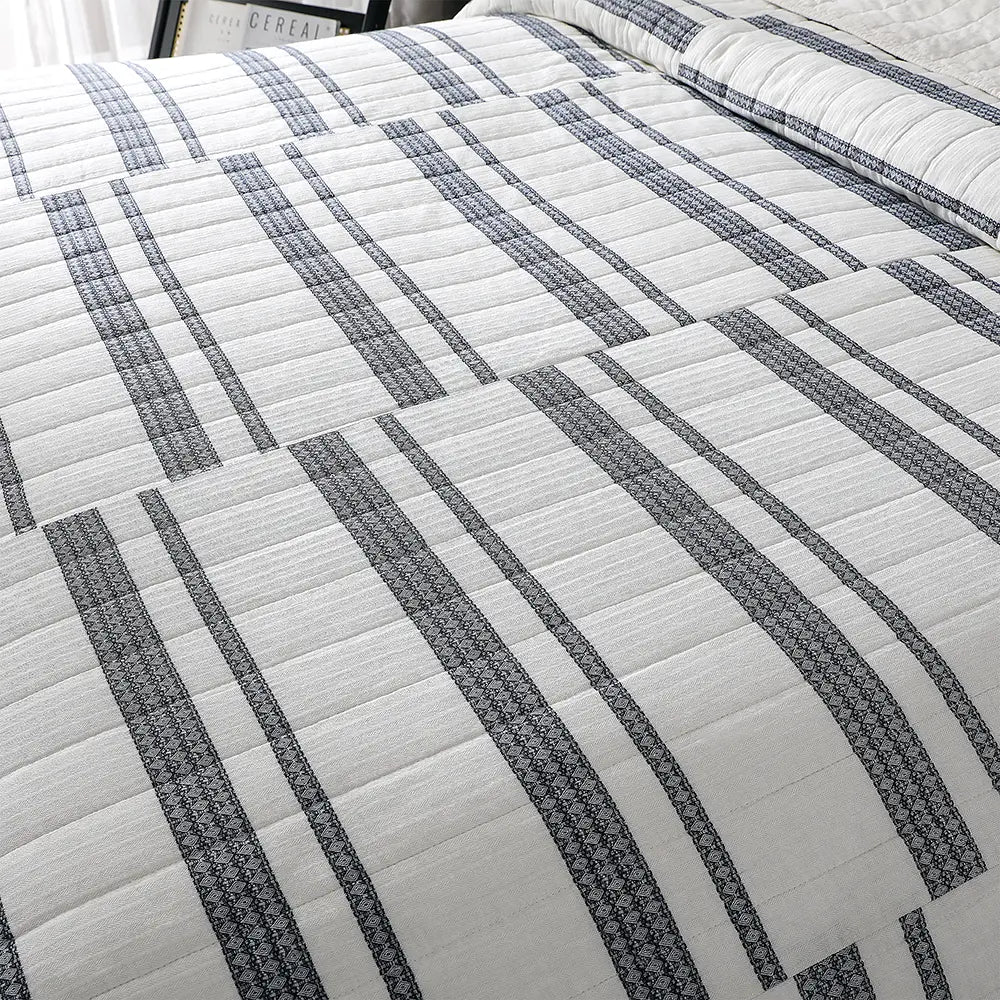 Premium 3-Piece Cotton Lace Patchwork Quilt Set - King/Queen Size Bedding - Soft & Breathable for All Seasons - Perfect for Master Bedroom, Guest Room & Cozy Home Decor
