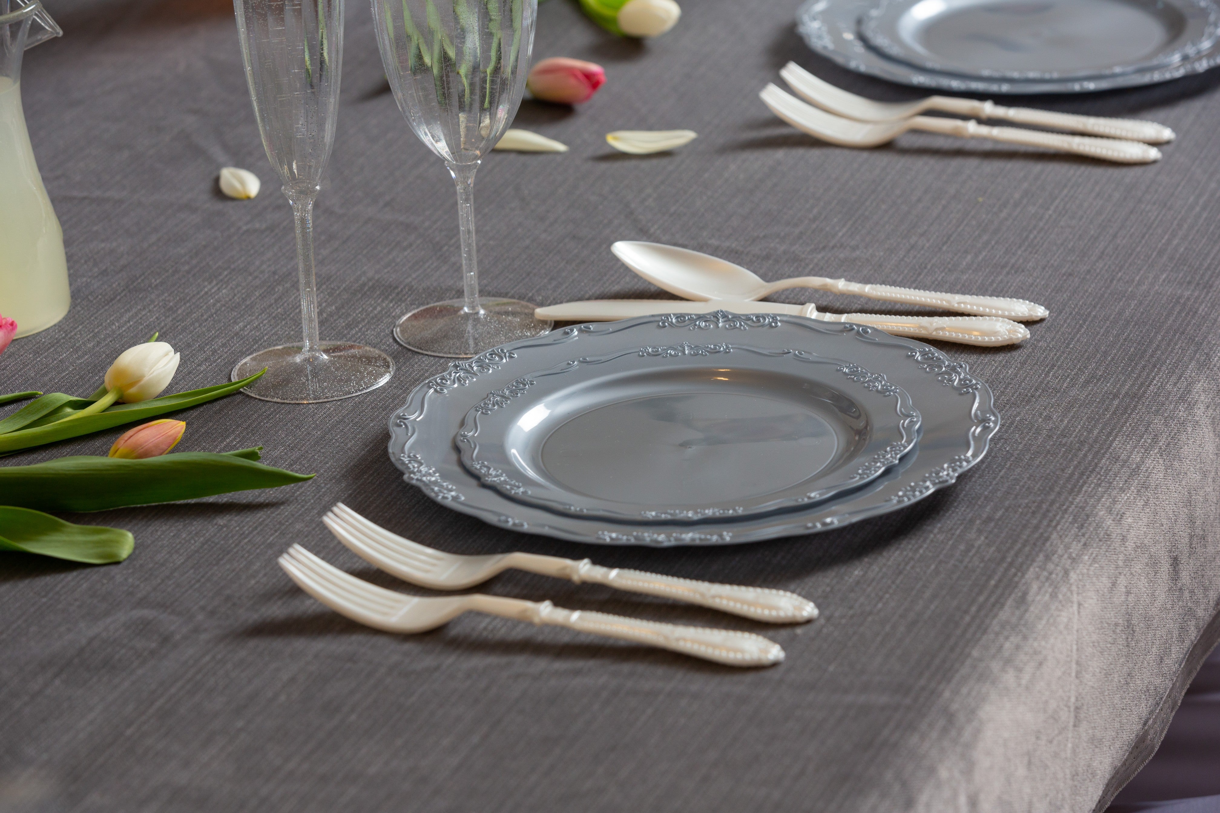 60-Piece Silver Round Plastic Dinnerware Set - Elegant Vintage Style for Parties, Picnics & Outdoor Dining - Durable Disposable Plates, Bowls & Cutlery