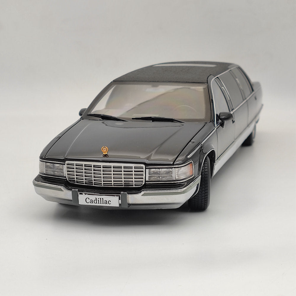1:18 Scale Cadillac Fleetwood Long Wheelbase Diecast Model Car - Gold Logo Limited Edition (Only 99 Pieces) - Collectible Toy Car Gift for Adults & Car Enthusiasts - Perfect for Display, Collection and Special Occasion Gifts