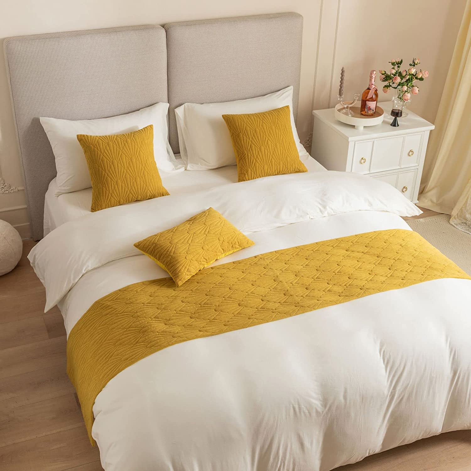 Luxury Hotel Bed Runner and 2 Pillowcase Set - Solid Color Shell Pattern Bed Scarf, Soft No-Fading Double-Sided Bed Throw for Twin, Queen & King Size Beds - Perfect for Bedroom Decor, Guest Rooms and Foot of Bed Decoration
