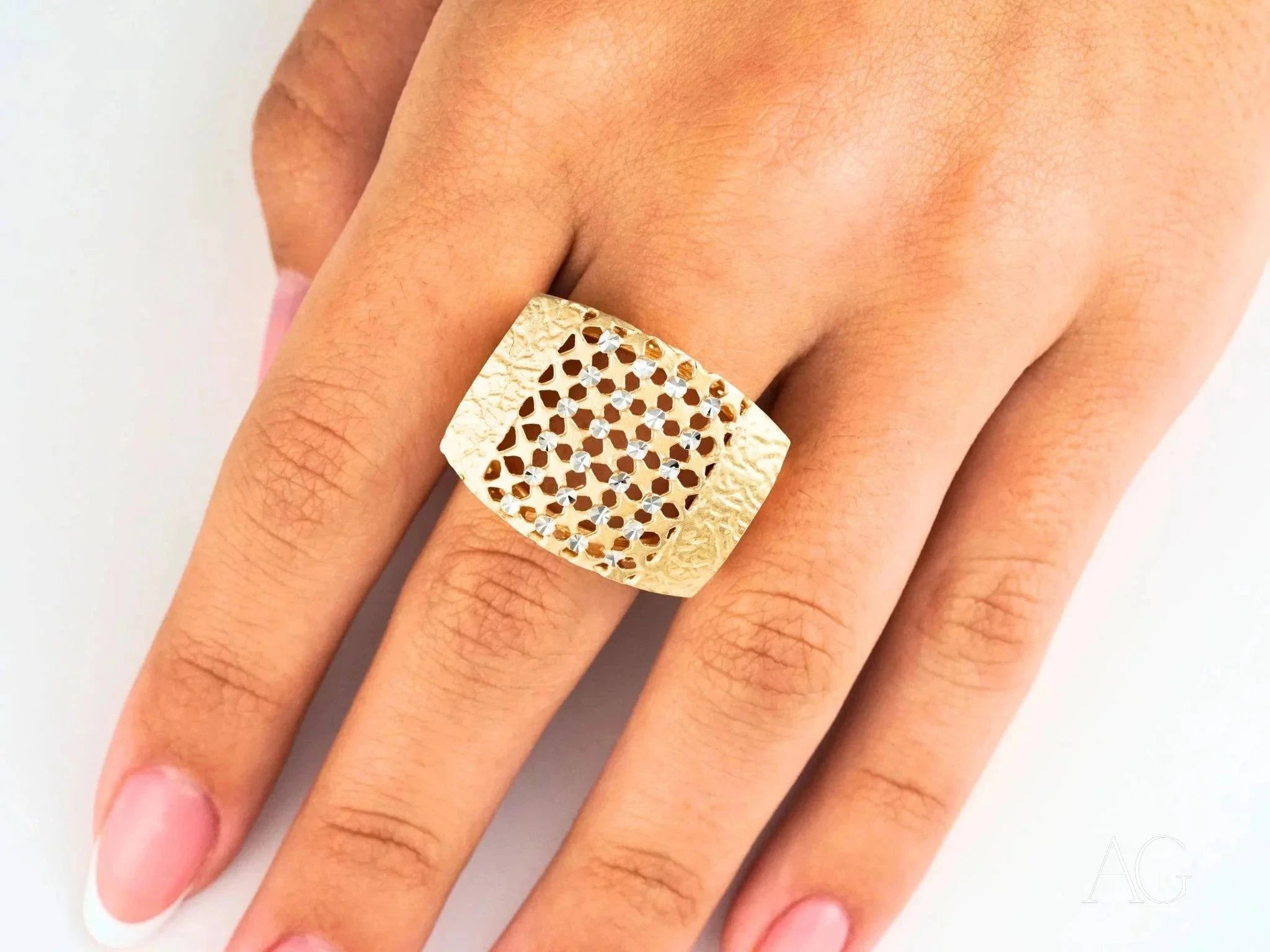 Elegant Diamond Cut 18K Yellow Gold Ring for Women - Timeless Wedding, Engagement & Anniversary Jewelry Gift