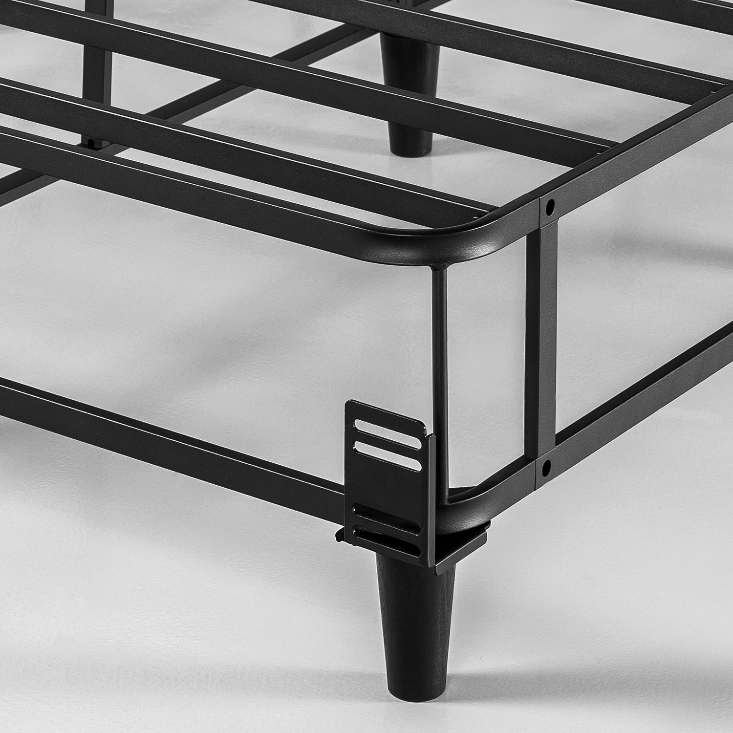 ZINUS Keenan Metal Mattress Foundation - Queen Size Bed Frame with Headboard Brackets, Easy Assembly, Sturdy Box Spring Replacement | Perfect for Bedroom, Guest Room & Dormitory