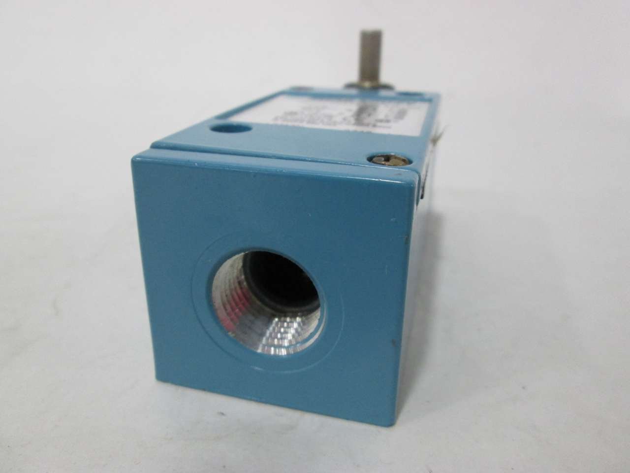 Honeywell LSM7N Rotary Actuated Limit Switch - 10A DPDT Momentary Contact - Industrial Automation & Machine Control Safety Device for Equipment & Robotics