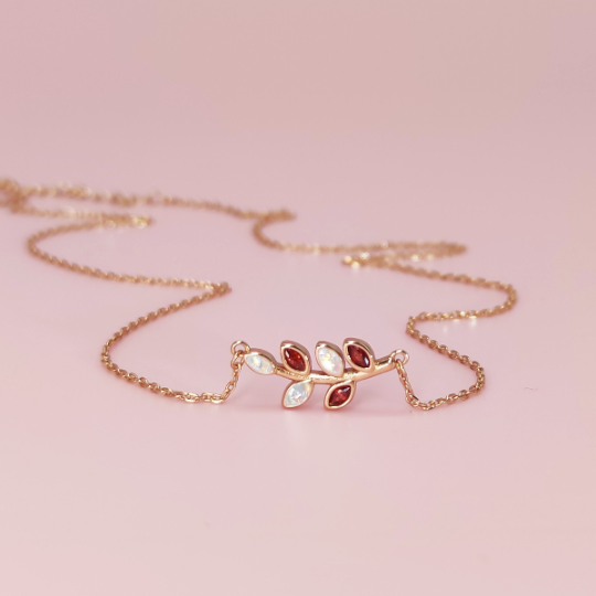 Evergreen Leaf Memorial Ashes Necklace - Elegant Cremation Jewelry for Loved Ones - Perfect for Keeping Memories Close to Your Heart - Ideal for Grieving, Remembrance & Special Occasions