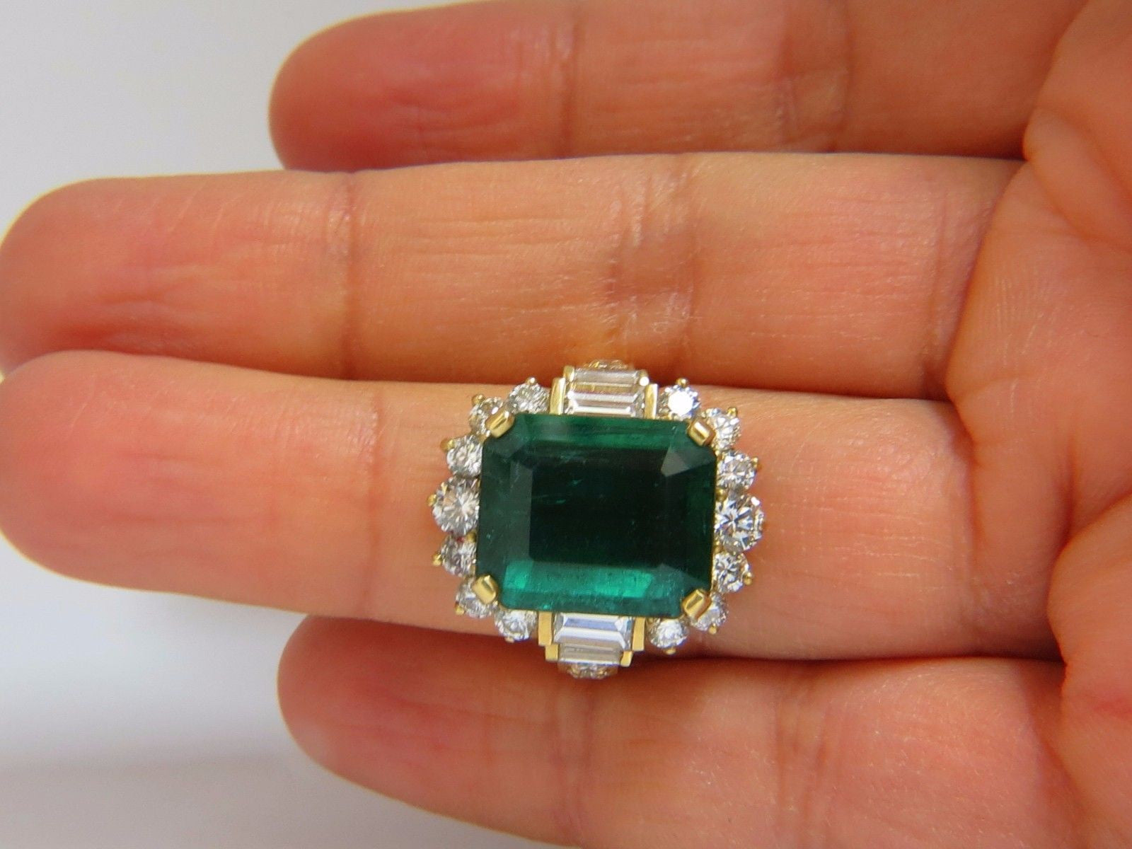 GIA Certified 17.60ct Natural Green Emerald Diamond Ring in 18K Gold F1 - Elegant Jewelry for Weddings, Anniversaries & Special Occasions