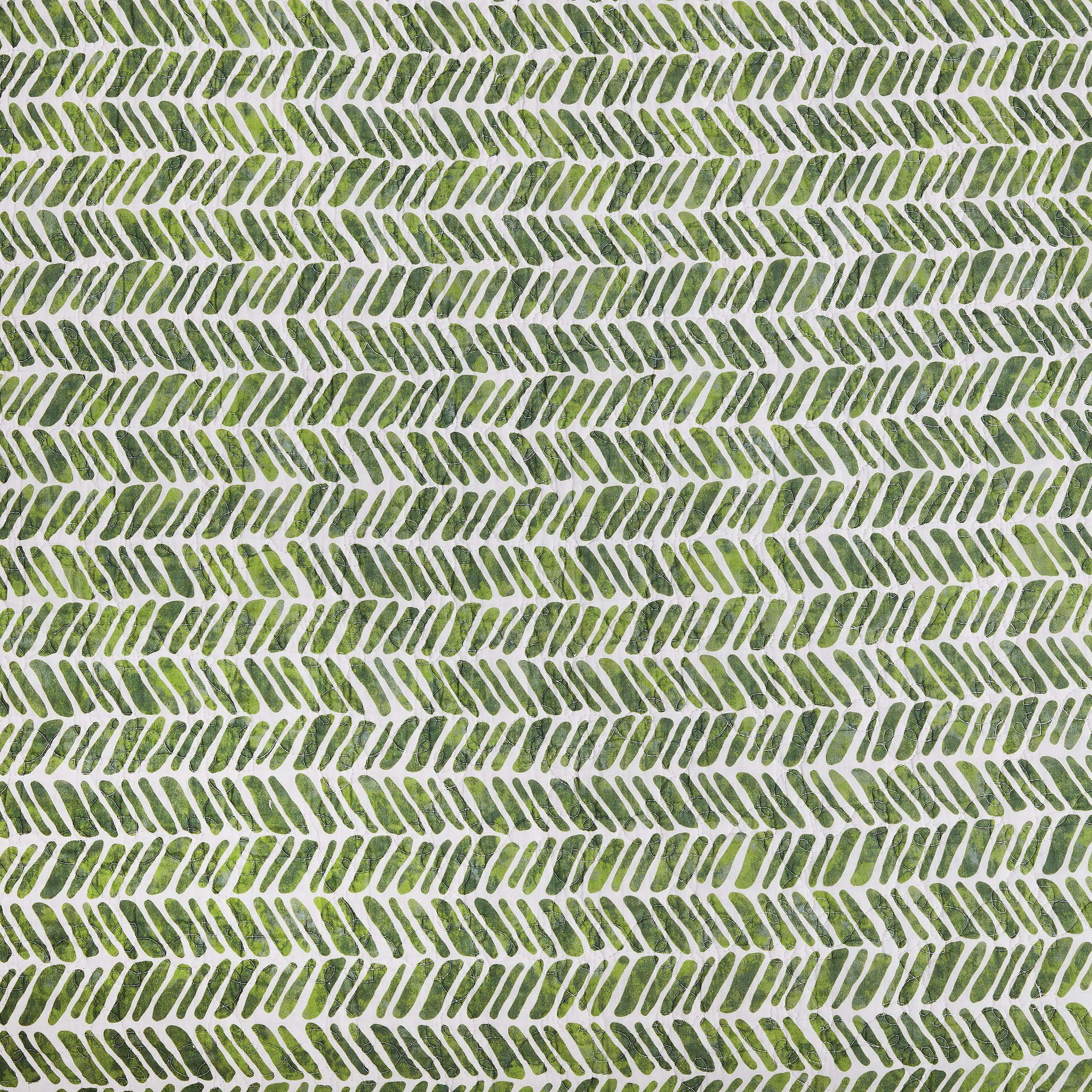 Reversible Poinsettia Berries Cotton Quilt Set - Full/Queen 3-Piece Christmas Bedding | Machine Washable & Durable | Perfect for Holiday Home Decor & Cozy Winter Nights
