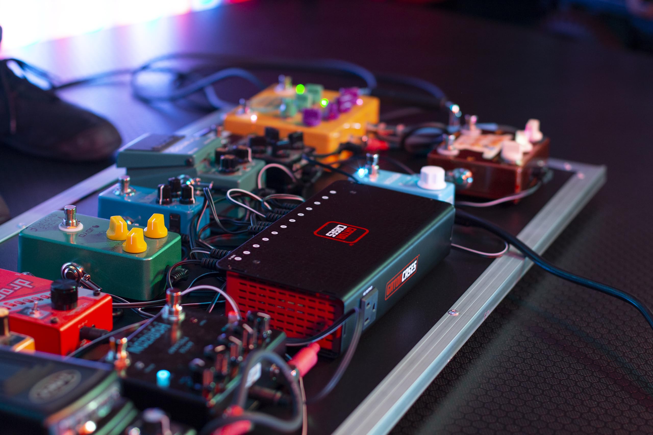 Gator GTR-PWR-12 Professional Guitar Pedalboard Power Supply - 12 Isolated Outputs 2300mA for Noise-Free Performance | Perfect for Live Gigs & Studio Recording