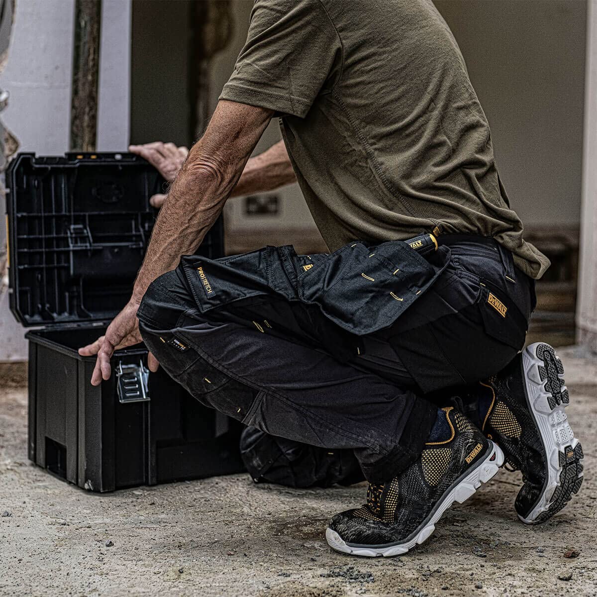 DeWalt Pro Tradesman Work Pants for Men - Durable Construction Work Trousers with Utility Pockets - Perfect for Carpenters, Electricians & Construction Workers