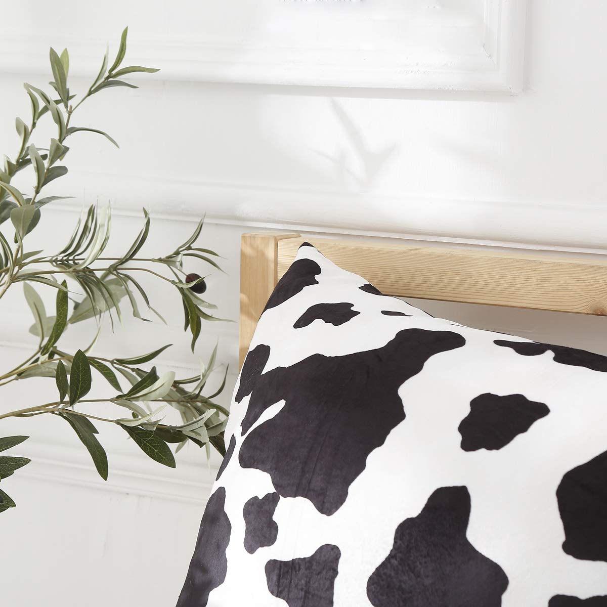 CARRIE HOME 18x18 Inch Cow Print Pillow Covers Set of 2 - Soft Faux Fur Cowhide Throw Pillow Cases for Couch, Sofa, Bedroom & Farmhouse Decor - Perfect for Home, Party and Western Theme Decorations