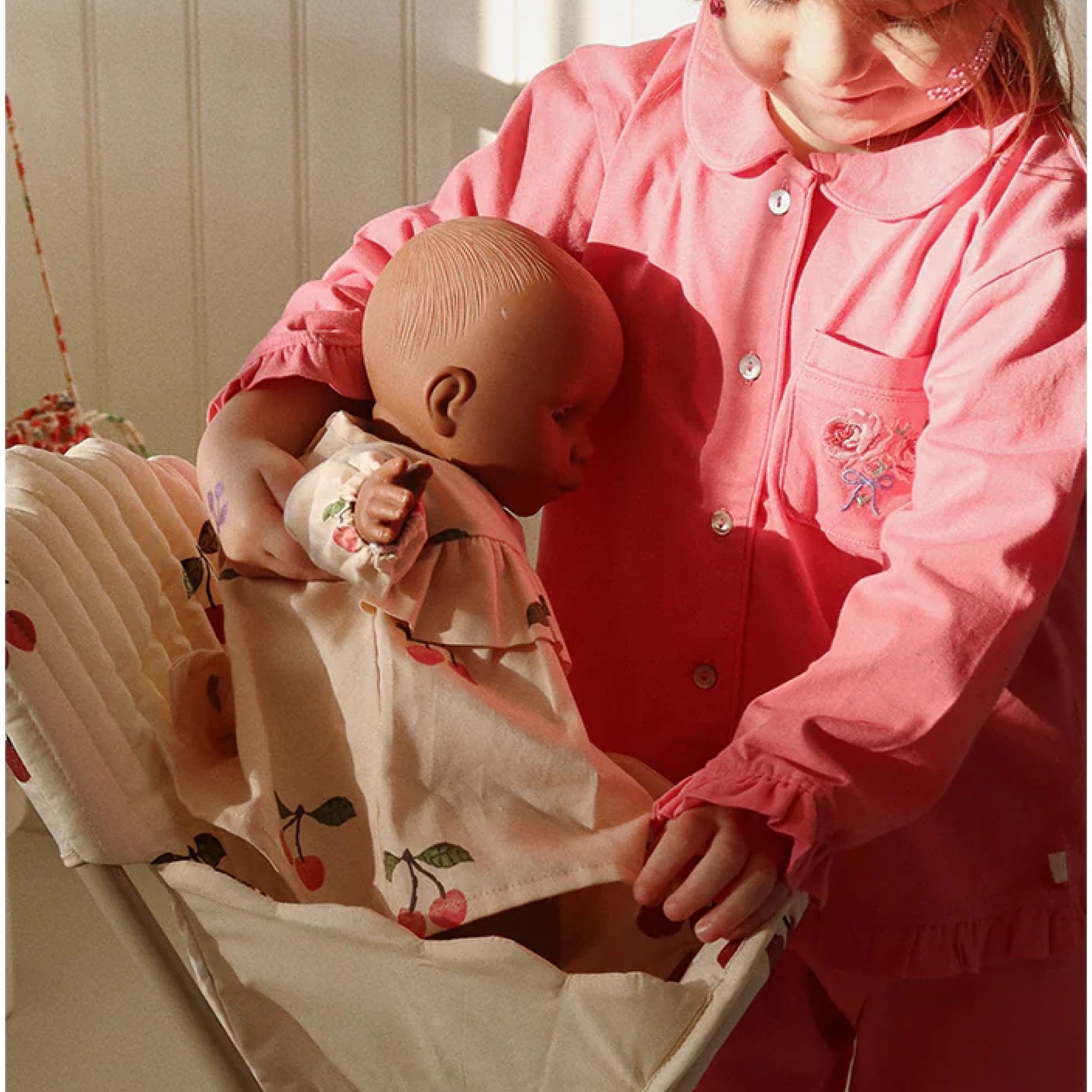 KONGES SLØJD Kids Doll High Chair Toy - Ma Grande Cerise Pink Glitter | Pretend Play High Chair for Baby Dolls | Perfect for Role Play, Tea Parties & Toddler Imaginative Play