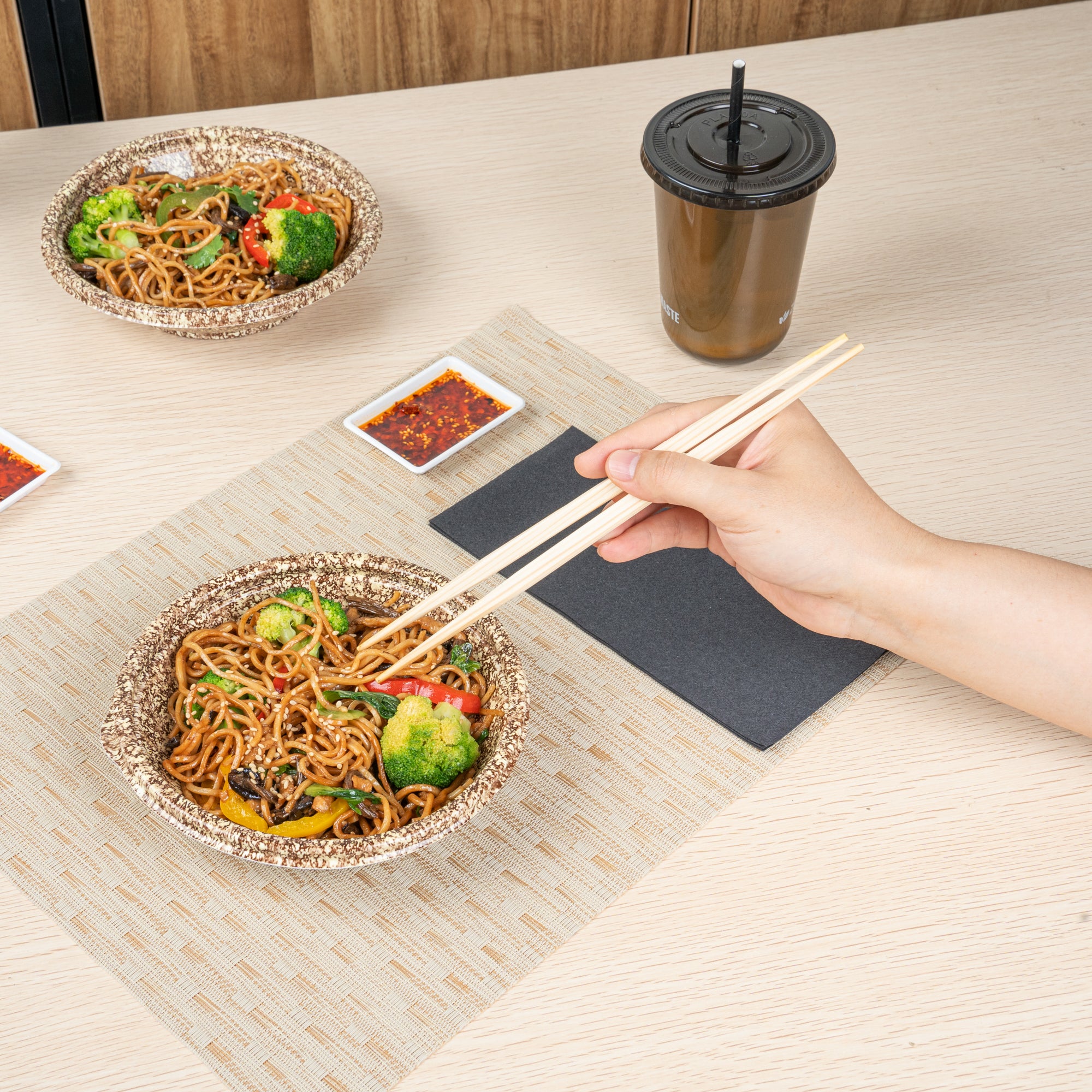 Bento Tek 10 oz Round Brown & White Plastic Asian Style Microwave-Safe Bowl - 6.75 x 6.75 x 1.5 Inches - Pack of 400 - Perfect for Meal Prep, Takeout, and Restaurant Use
