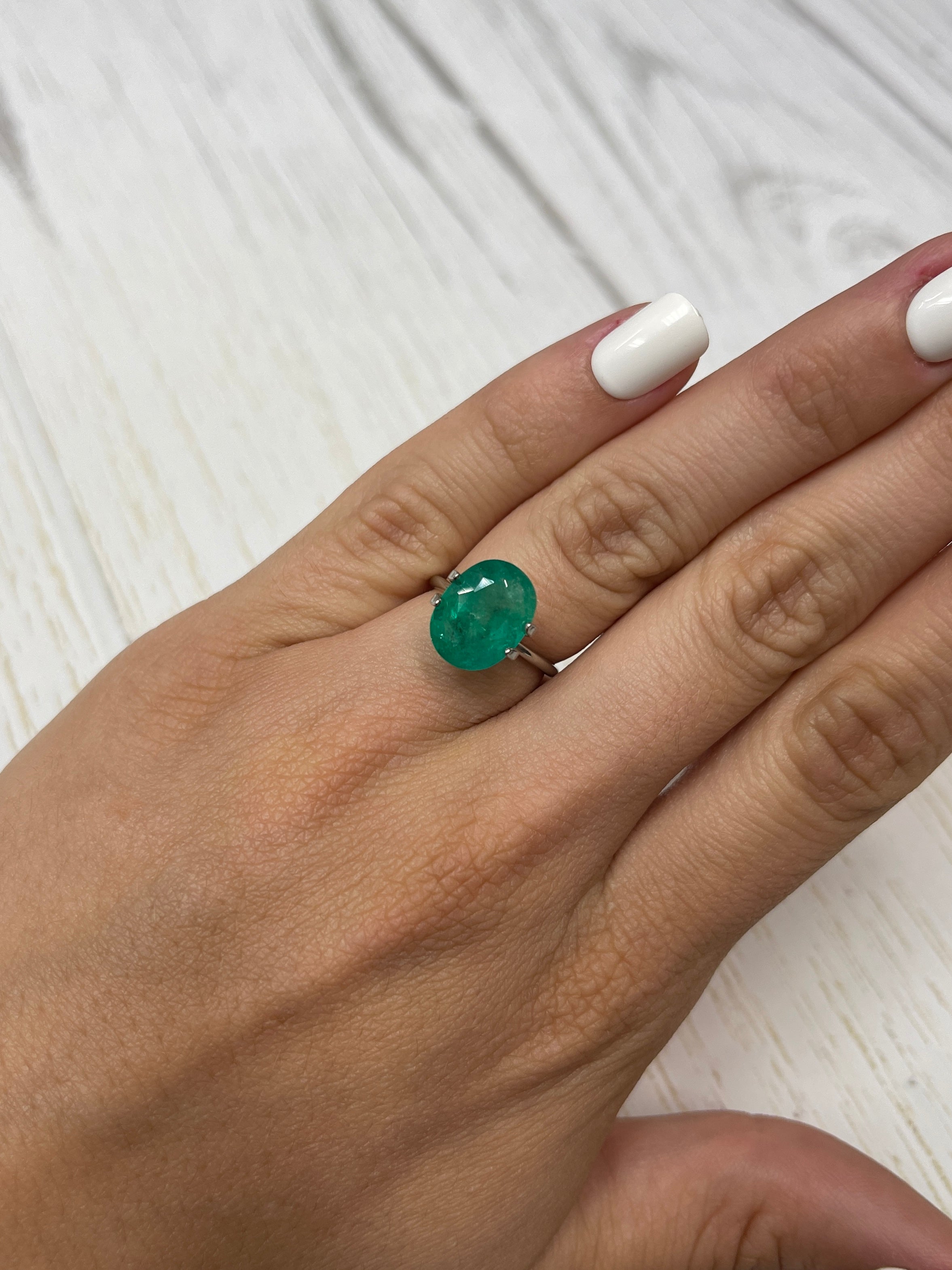 4.31 Carat Natural Colombian Emerald - Deep Medium Green Oval Cut Loose Gemstone for Jewelry Making, Engagement Rings & Luxury Gifts