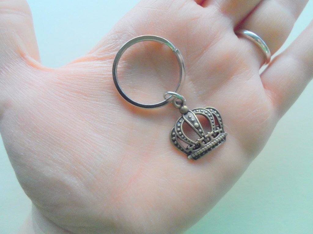 Bronze King Crown Keychain - Elegant Royalty Inspired Key Ring for Men & Women - Perfect for Gifts, Home Decor, and Party Favors