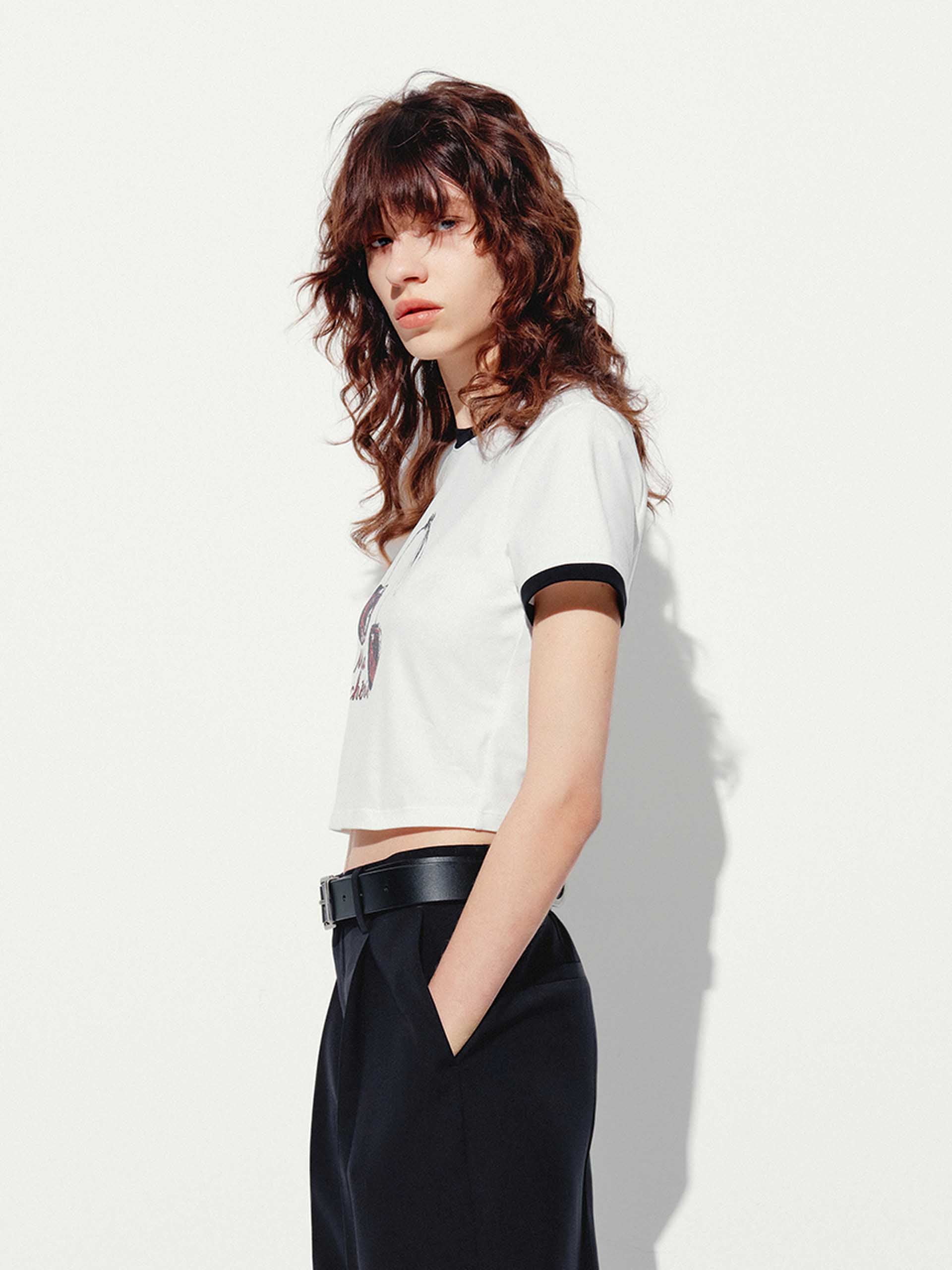 Stylish Contrast Logo Cropped T-Shirt for Women - Trendy Streetwear Fashion Top for Casual Outfits & Summer Looks