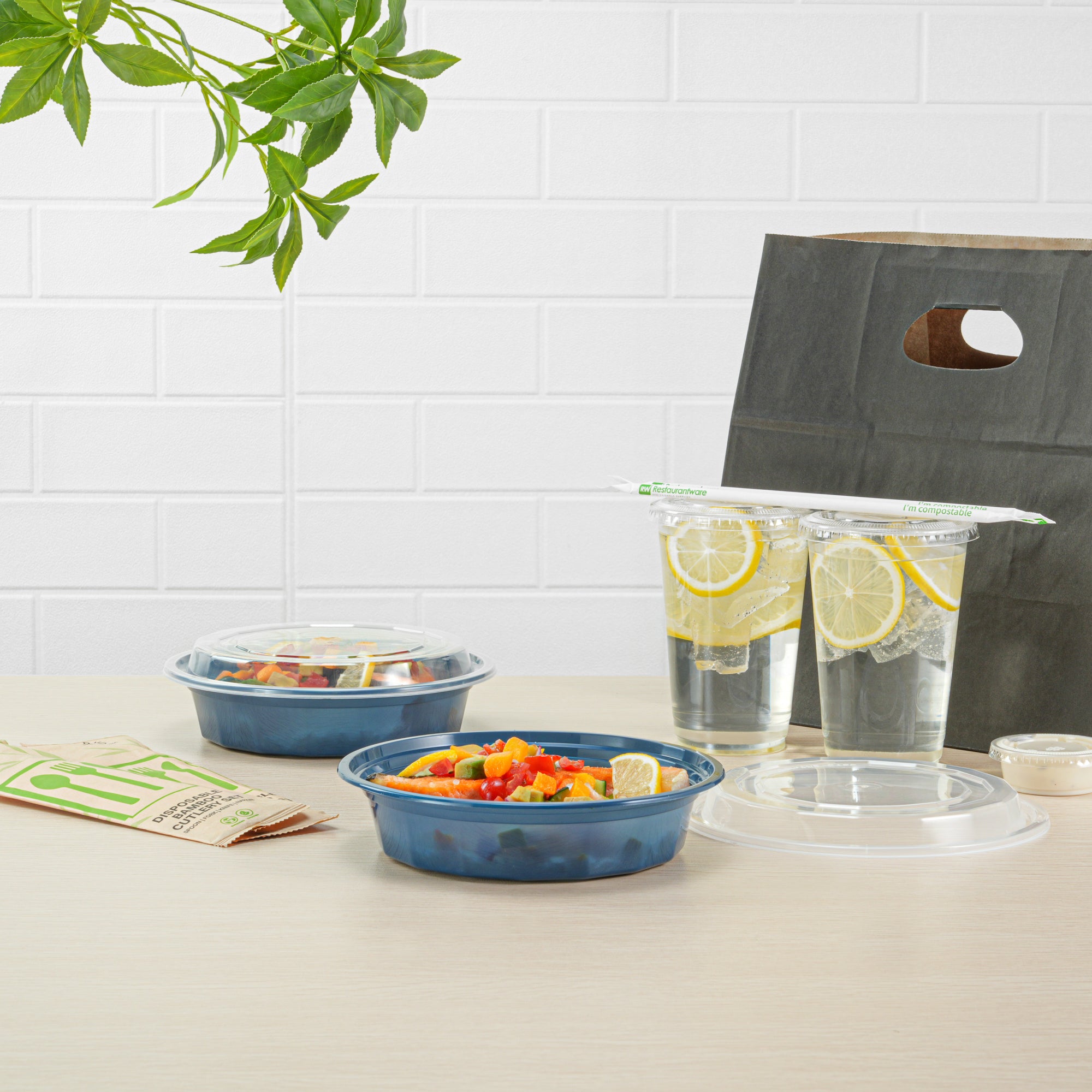 24 oz Round Midnight Blue Plastic Food Storage Containers with Clear Lids - Microwave Safe, 7.25
