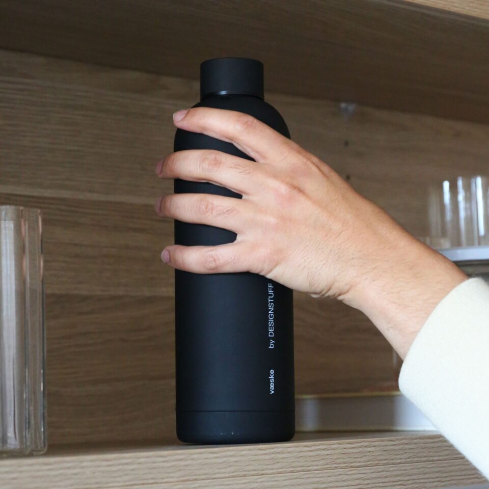 DESIGNSTUFF 750ml Insulated Stainless Steel Water Bottle - Leakproof, BPA-Free, Vacuum Insulated for Hot & Cold Drinks - Perfect for Gym, Hiking, Travel & Office Use - Black
