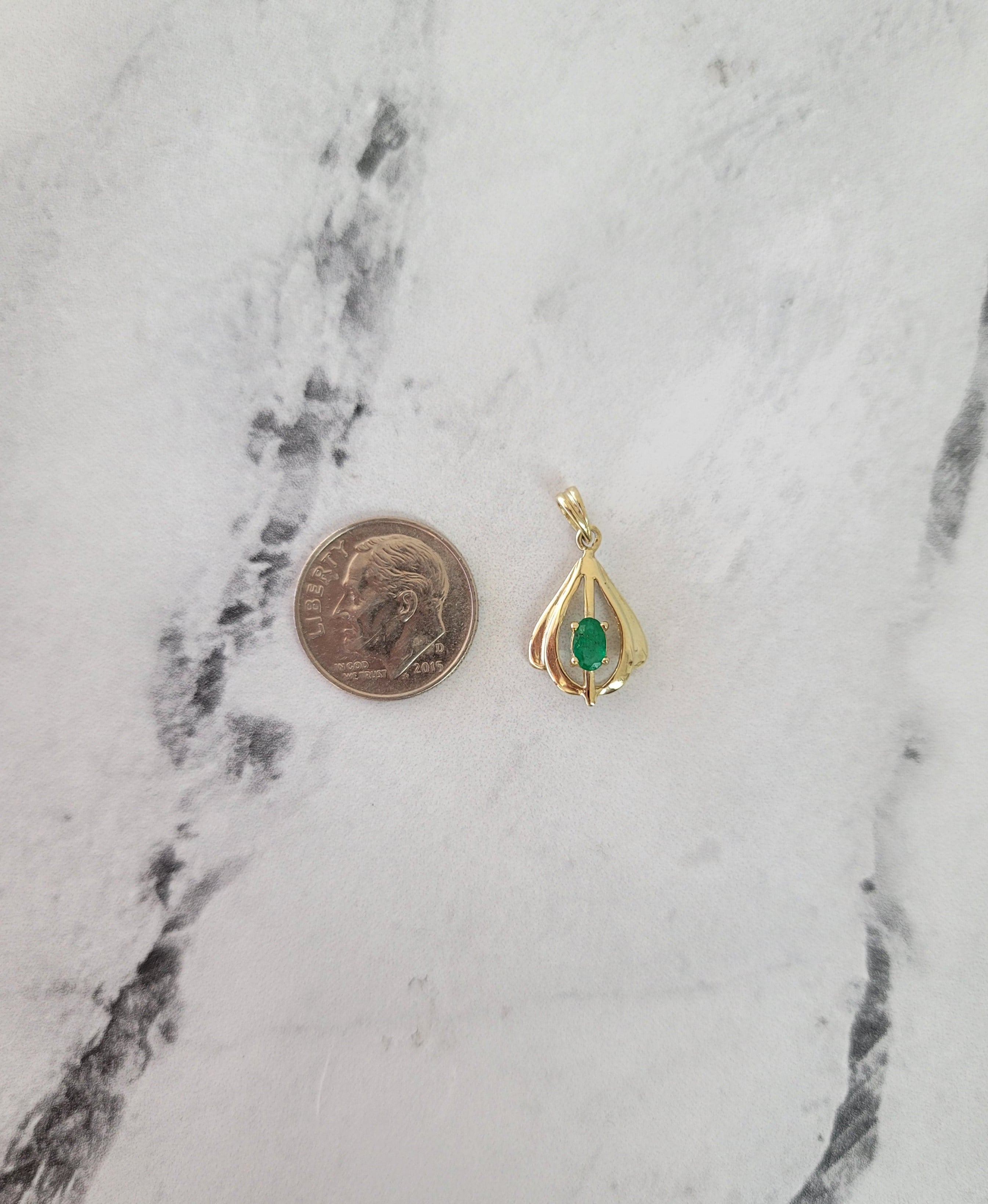 Exquisite Teardrop Oval Emerald Pendant Necklace for Women - Elegant Jewelry Gift for Wedding, Anniversary & Special Occasions