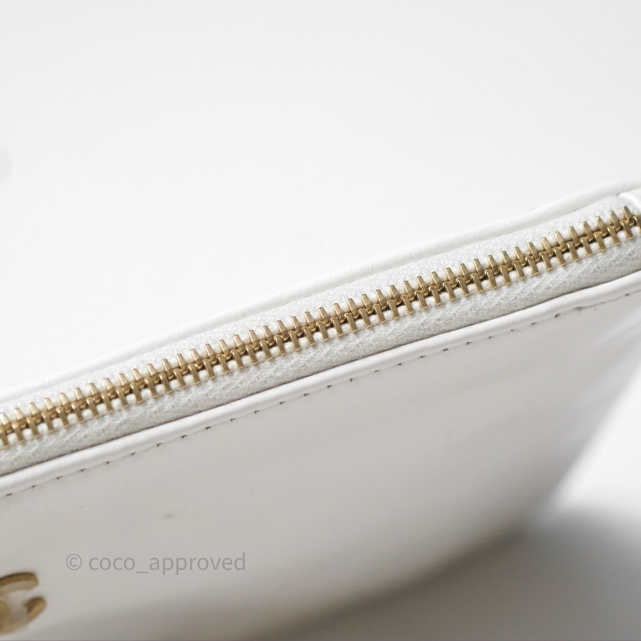Chanel 22 Medium Handbag in White Shiny Crumpled Calfskin with Aged Gold Hardware - Luxury Shoulder Bag for Women, Perfect for Date Night & Special Occasions