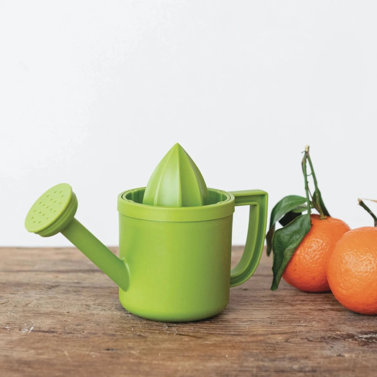 Green Watering Can Shaped Juicer - Fun & Functional Citrus Press for Lemon Lime Orange - Perfect for Garden Themed Kitchen & Outdoor Party Decor