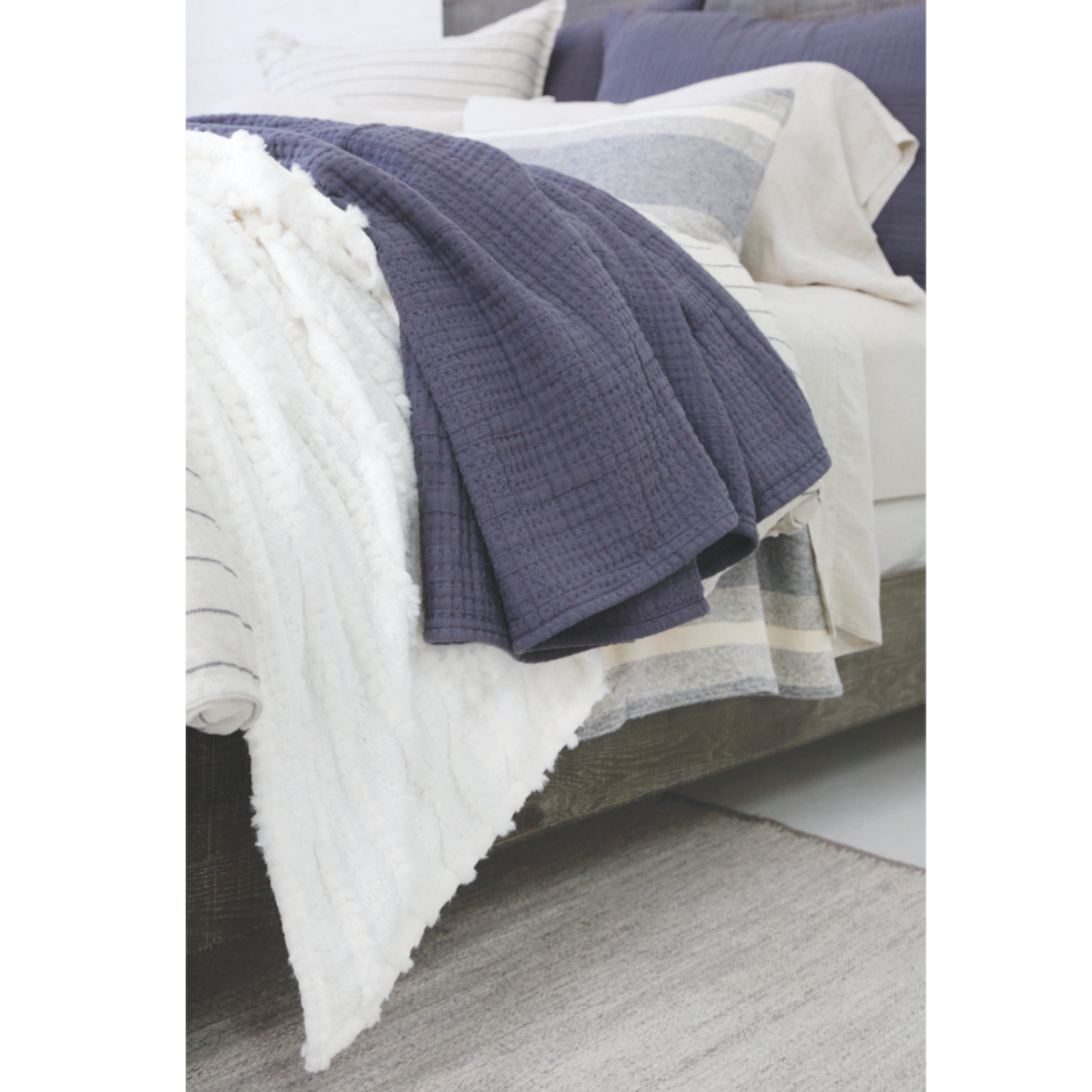 Cozy Arrowhead Fleece Blanket - Soft & Warm Throw for Bed, Couch, and Outdoor Camping - Perfect for Winter, Gifts, and Home Decor