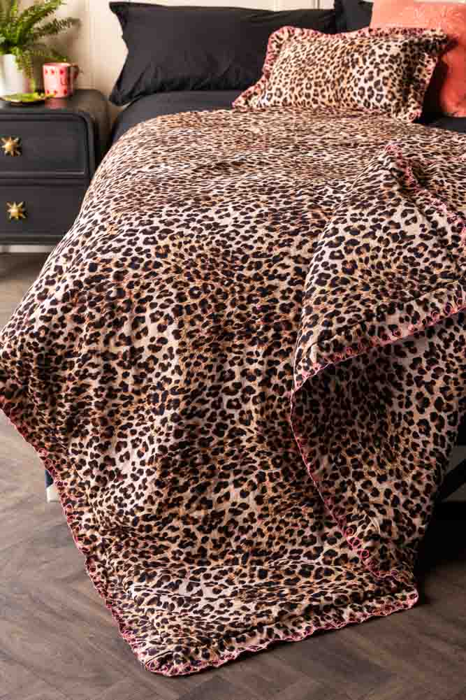 Leopard Print Scalloped Edge Quilt - Soft and Cozy Bedspread for King/Queen Size Beds - Perfect for Home Decor, Guest Room, and Winter Warmth