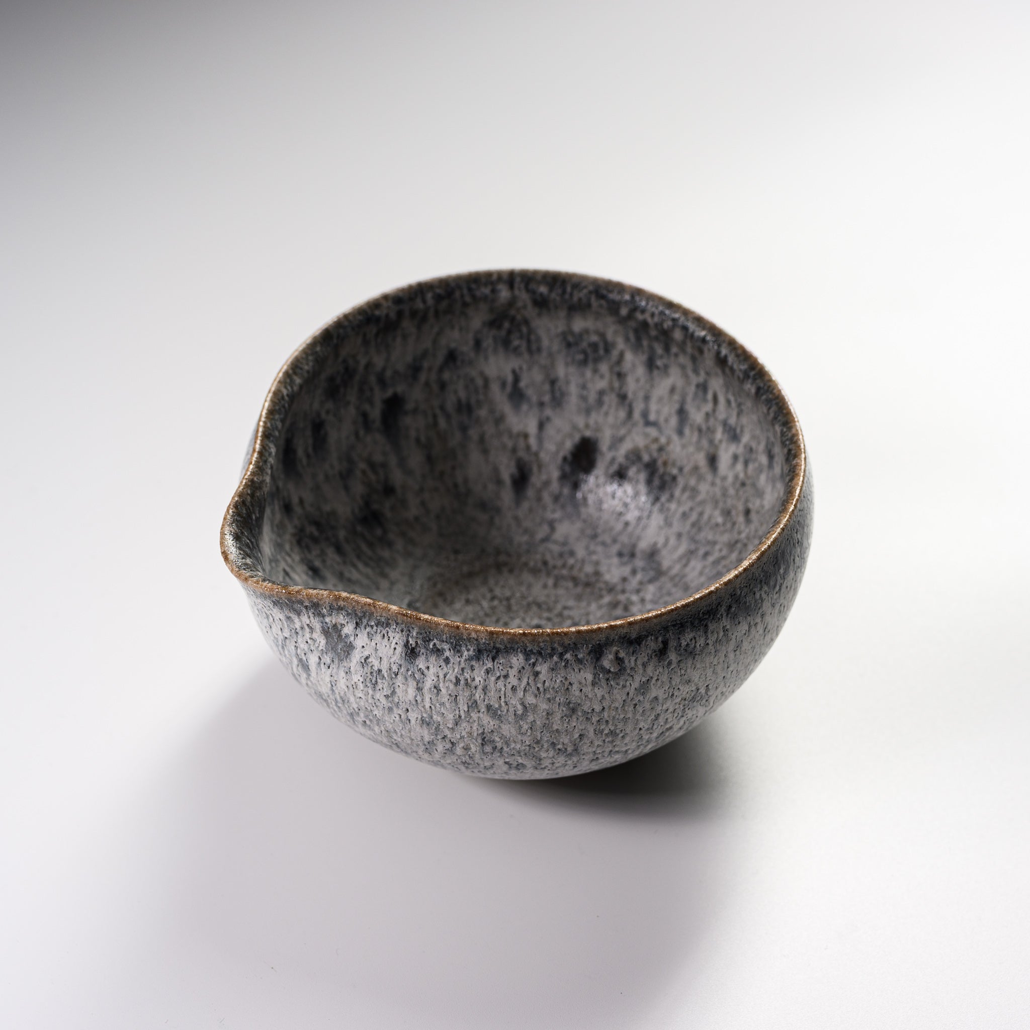 Premium MASAMURA Matcha Bowl with Spout - Frosted Stone Ceramic Tea Cup for Japanese Tea Ceremony, Chawan for Matcha Whisking, Traditional Zen Tea Drinking Set - Perfect for Home, Office & Meditation Spaces