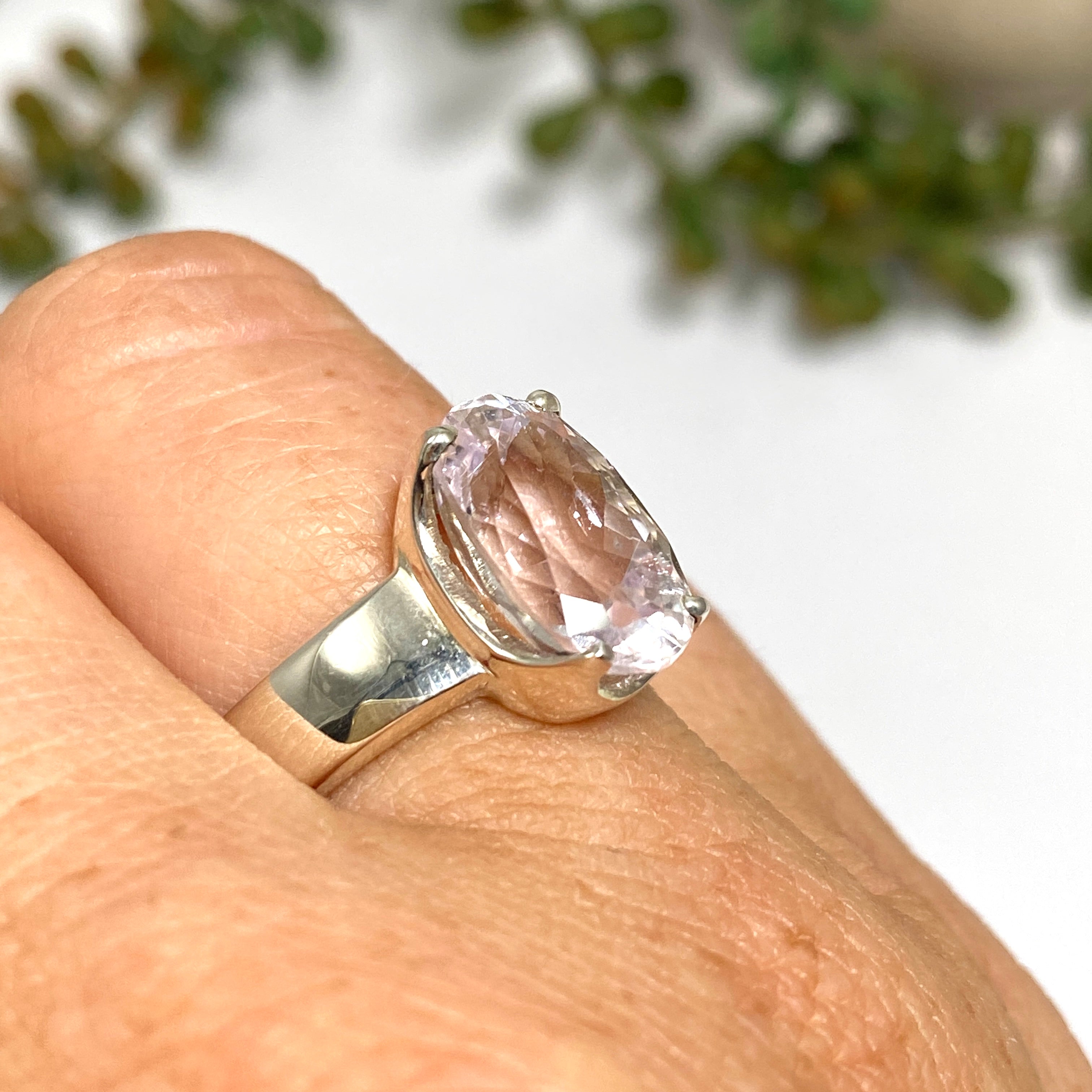 14K Gold Kunzite Oval Faceted Ring for Women - Size 7 - Elegant Pink Gemstone Jewelry for Engagement, Anniversary & Special Occasions