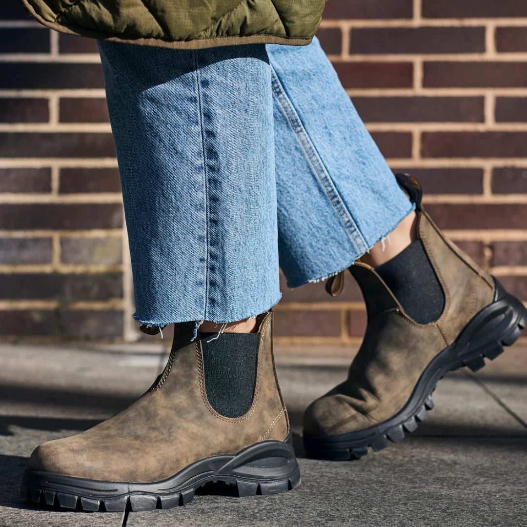 Blundstone Women's Lug 2239 Chelsea Boots - Rustic Brown Leather Ankle Boots for Outdoor, Work & Casual Wear | Waterproof & Comfortable Slip-On Boots for Hiking, Travel & Everyday Use