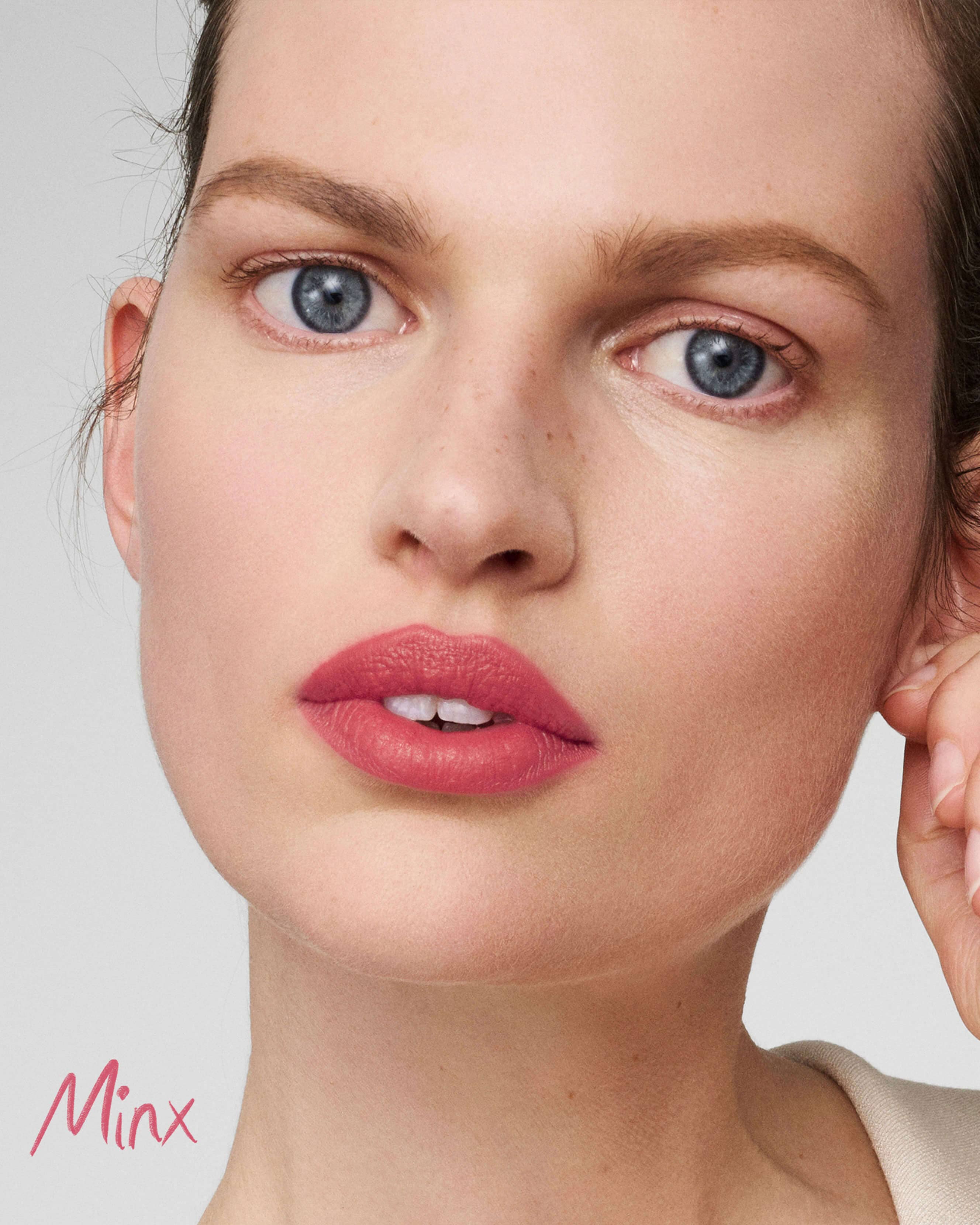 Velvet Matte Lipstick - Long Lasting, Hydrating & Highly Pigmented - Perfect for Everyday Wear & Special Occasions